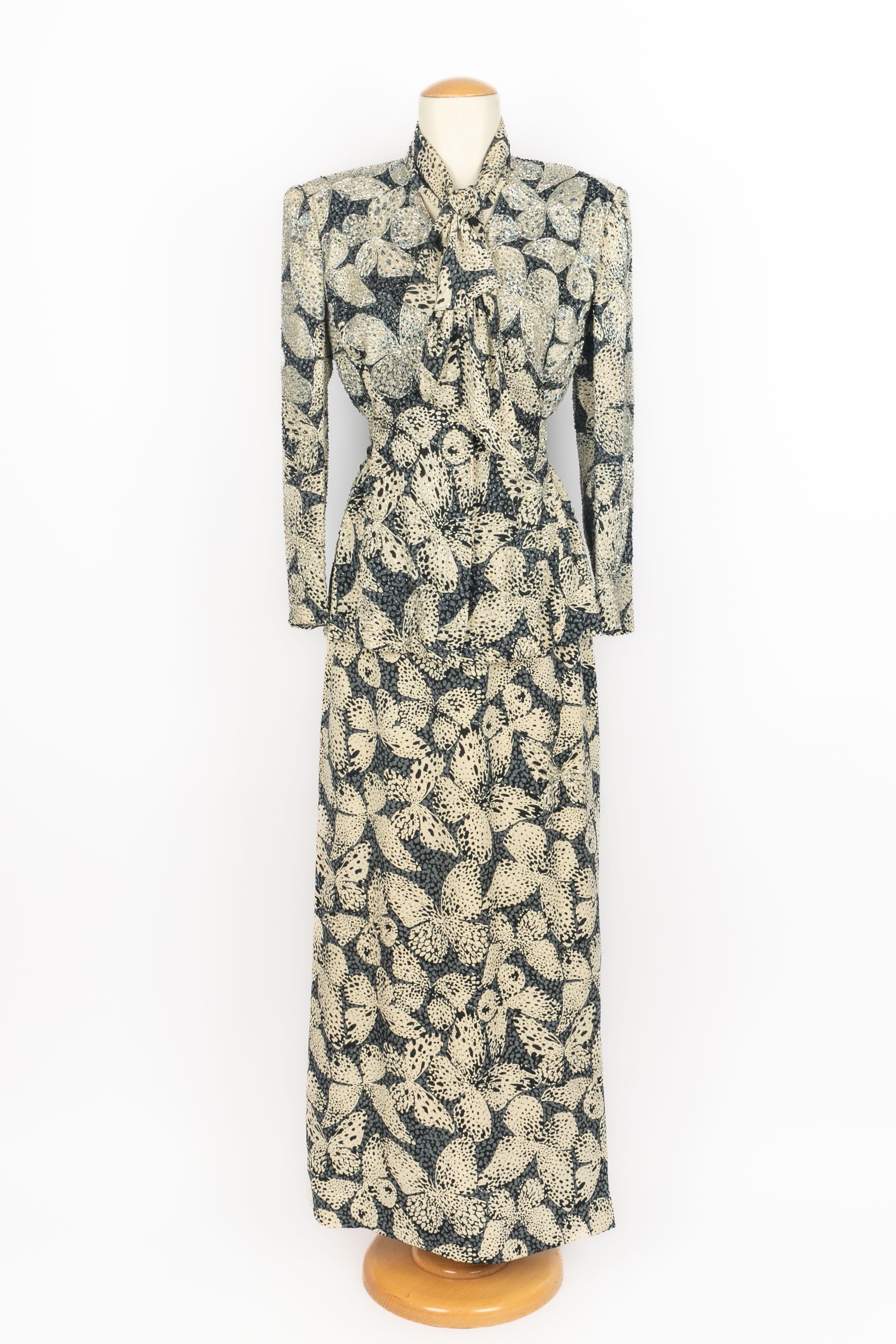 HANAE MORI - (Made in France) Ensemble composé d'une veste avec une cravate ascot et d'une longue jupe en soie beige et bleue brodée de perles. Les labels de taille et de composition sont manquants, il convient à un 36FR/38FR. Une Collection Haute