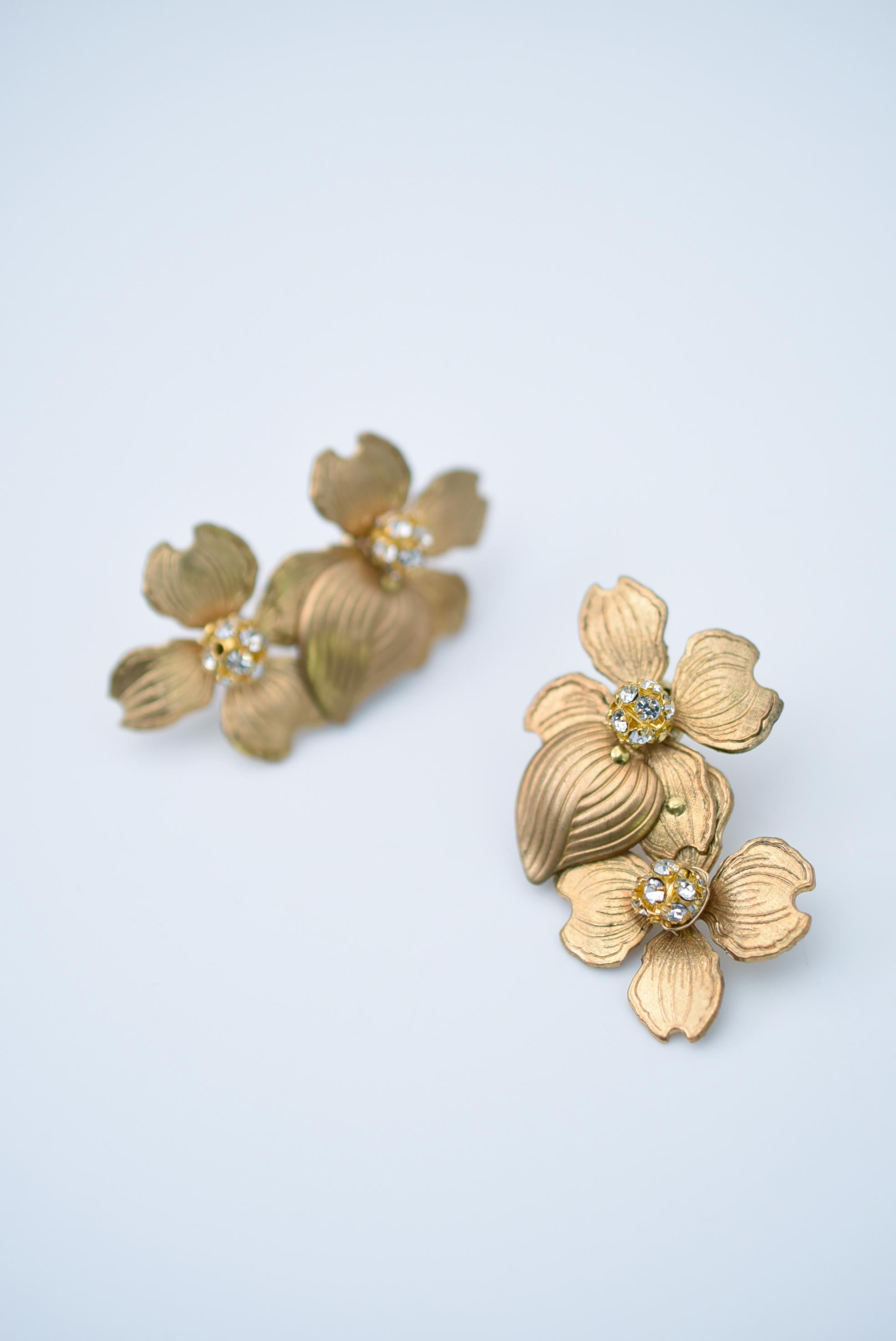 material:Brass, 1970s metal parts
size:length 4cm


Although the earrings are a little long, they do not look so big when you wear them because they are made of gold that blends well with your skin.
The sparkles on the core of the flower are very