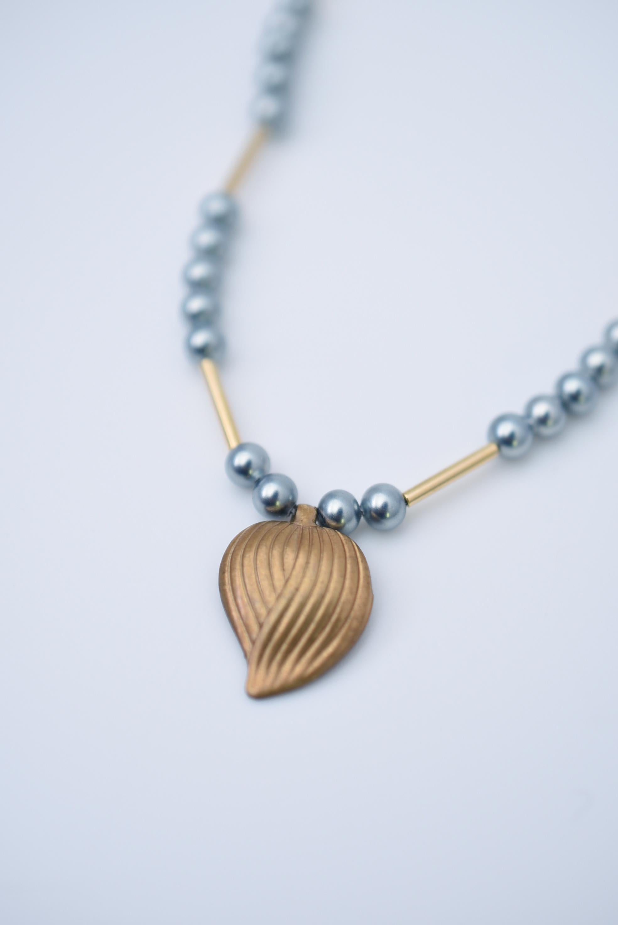 Matière:Laiton, perles de verre japonaises vintage des années 1970, perles de verre, pièces métalliques américaines des années 1970
taille:environ 39cm


Ce collier est simple et facile à assortir à différentes tenues.
Il peut être porté en toute