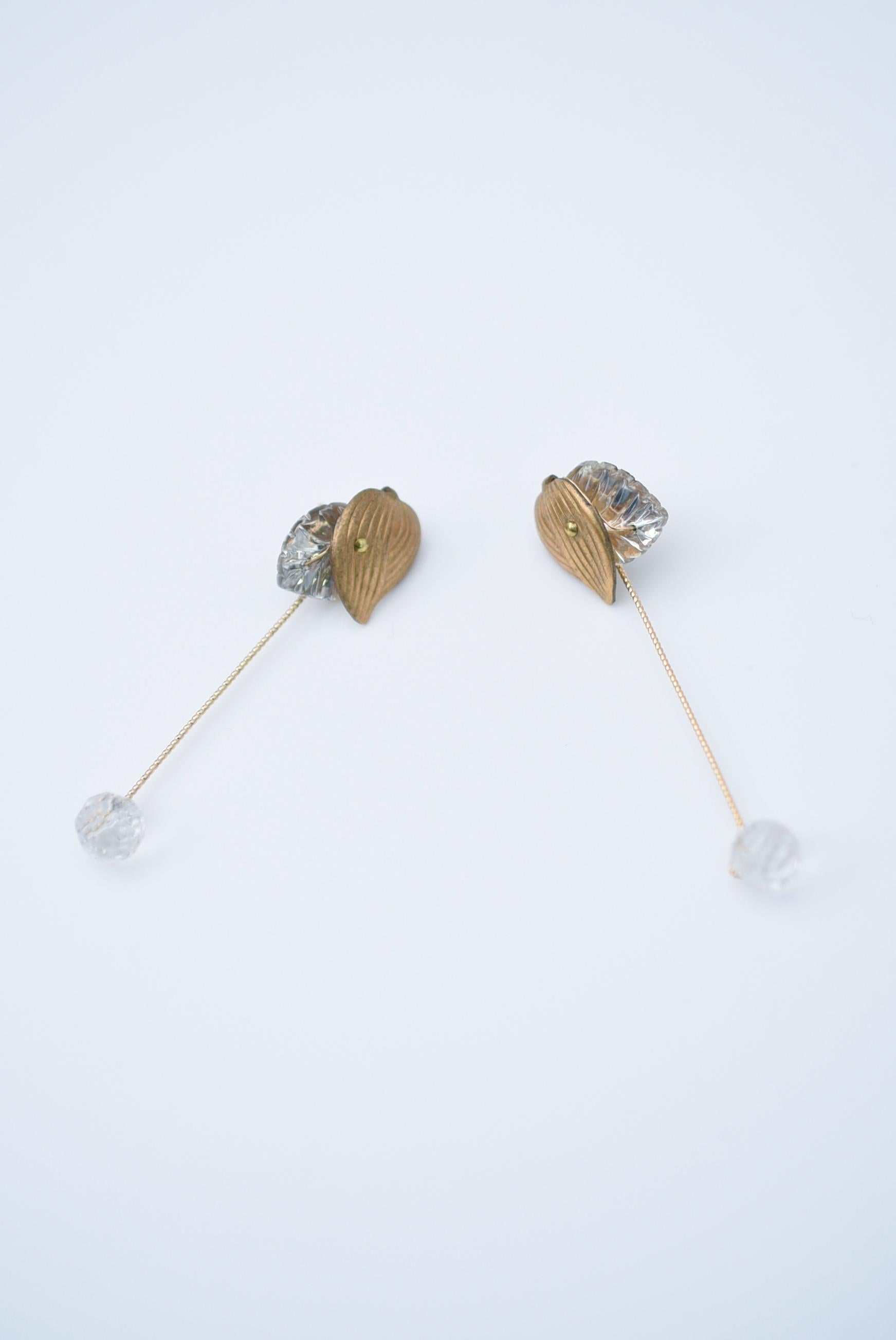 material:Brass, Vintage 1970s Japanese Glass Pearl, American 1970s Metal Parts, German Vintage Glass, French vintage button, German vintage glass
size:length 6cm


Earrings can be used in 2 ways.
The line part swings from below the dogwood
