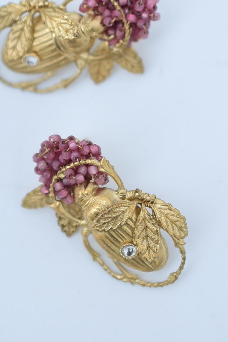 material:brass,swarovski,glass beads,stainless
size:length 3.5cm

This item is very pretty with the gold of the honeycomb and the deep pink of the beads.
The weight is much lighter than it looks and can be worn snugly, giving a sense of