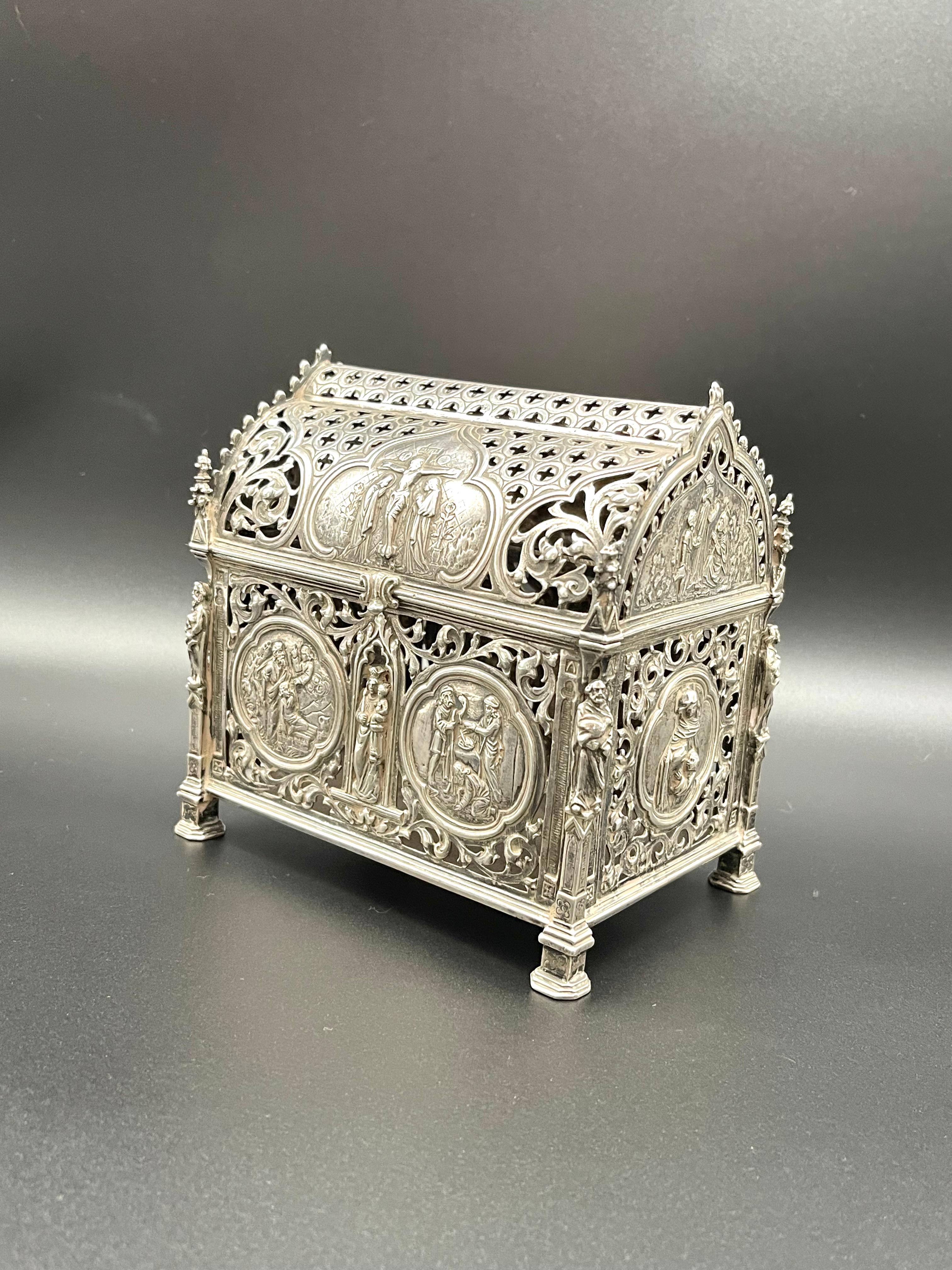 Renaissance Revival Neresheimer & Sohne Hanau Silver 1890s Reliquary Casket   For Sale