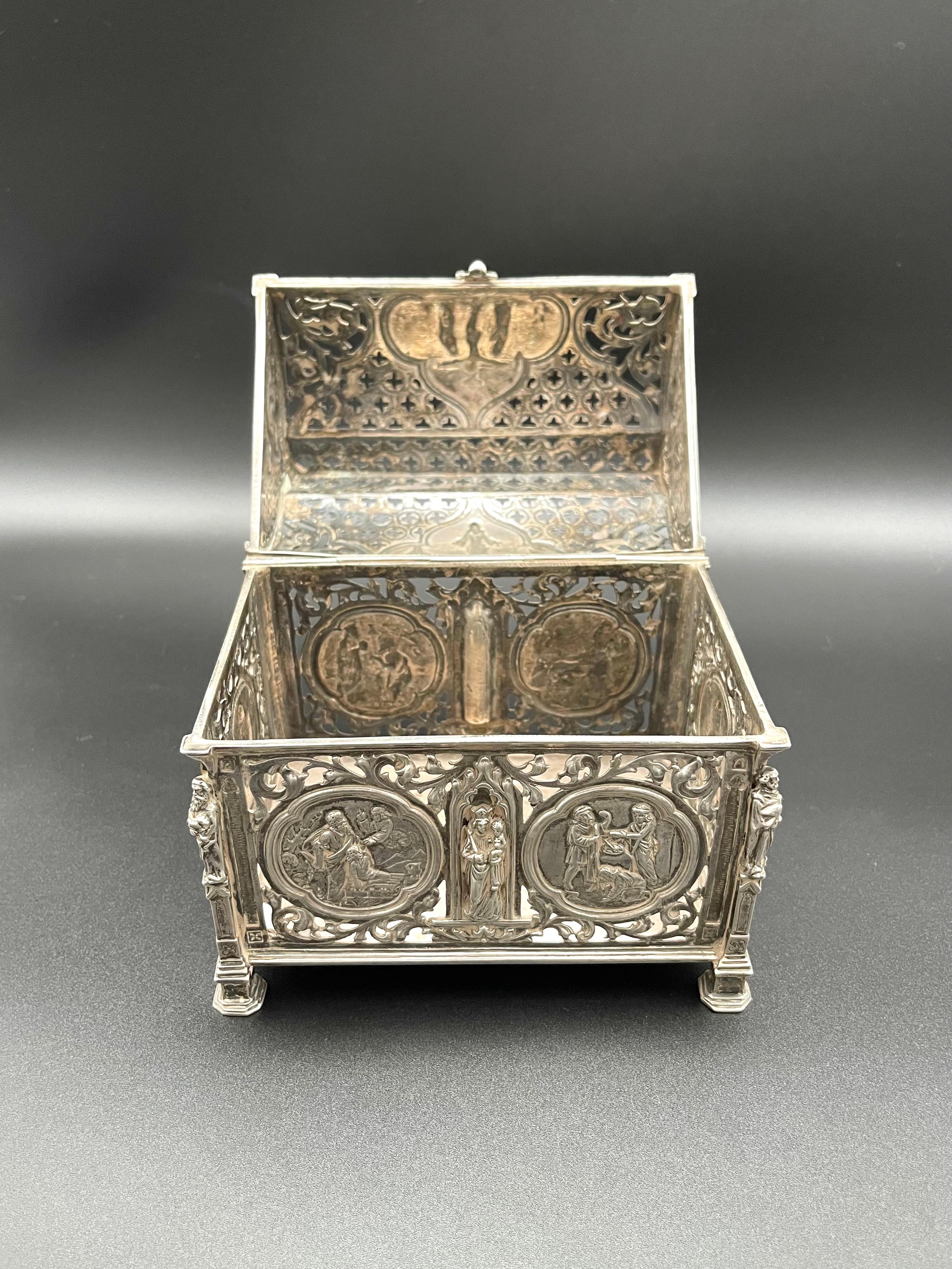 Neresheimer & Sohne Hanau Silver 1890s Reliquary Casket   For Sale 4