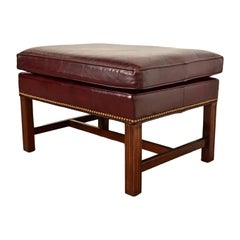 Pouf en cuir Chippendale de Hancock & Moore