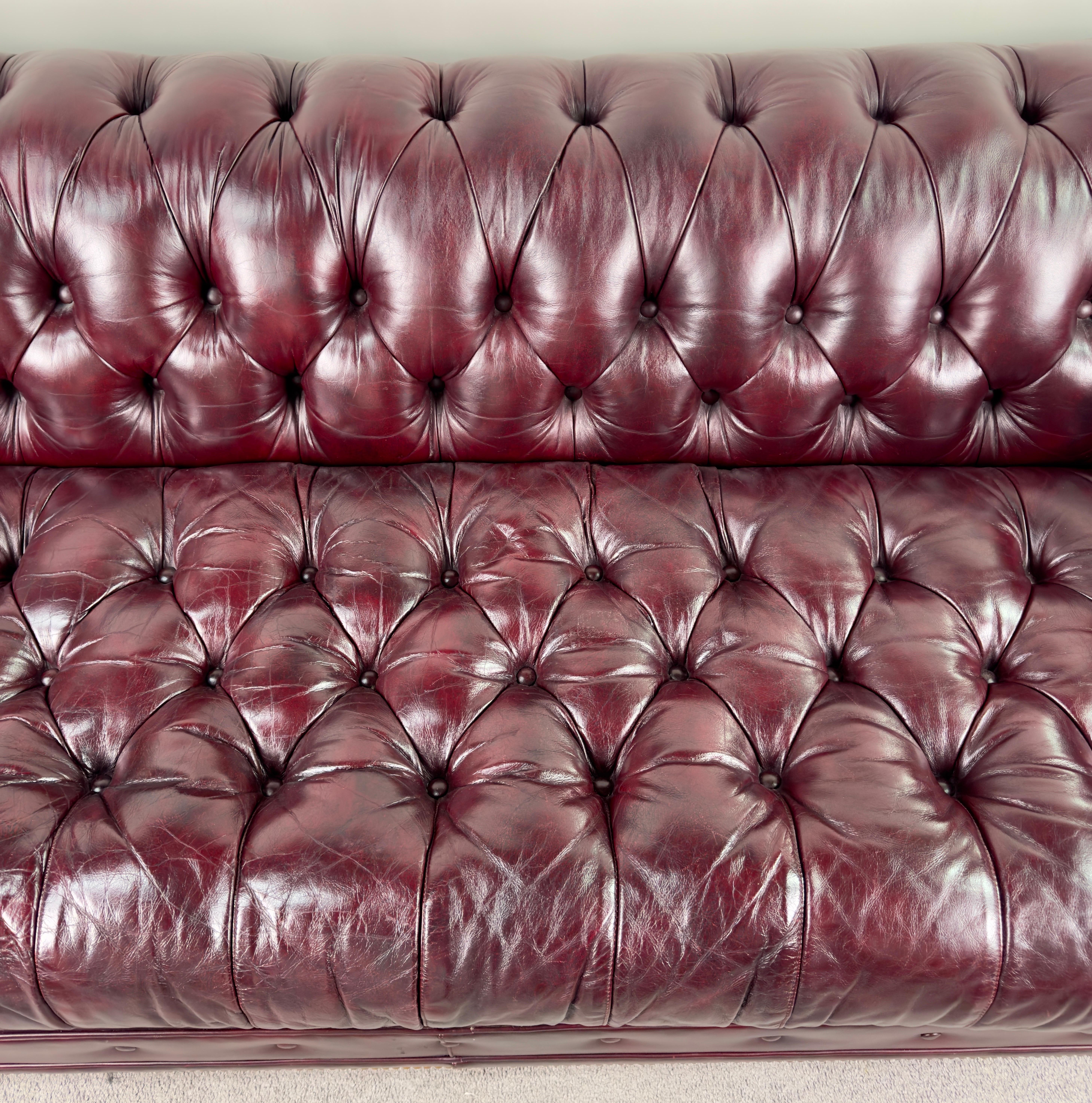 Hancock & Moore Chesterfield Cranberry Leder-Sofa und Sofabett im englischen Stil im Angebot 8