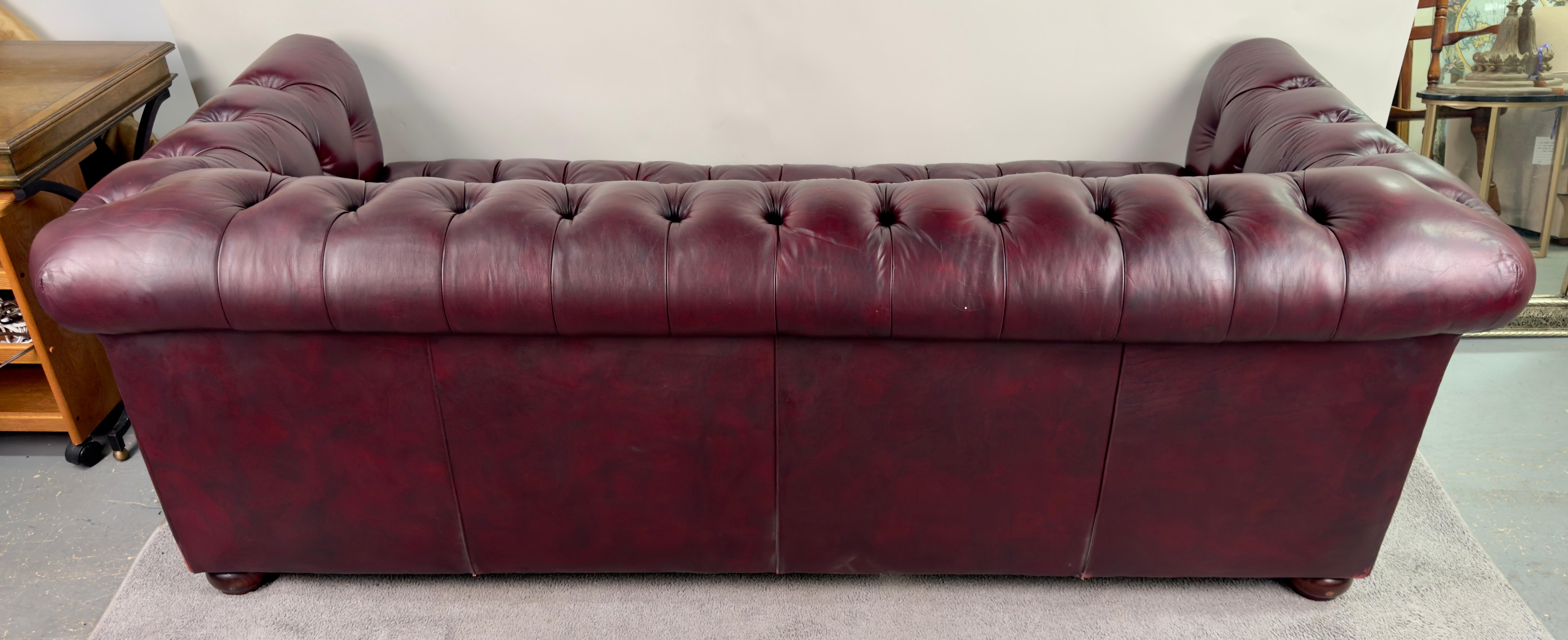 Hancock & Moore Style anglais Chesterfield Canapé et canapé-lit en cuir Cranberry en vente 8