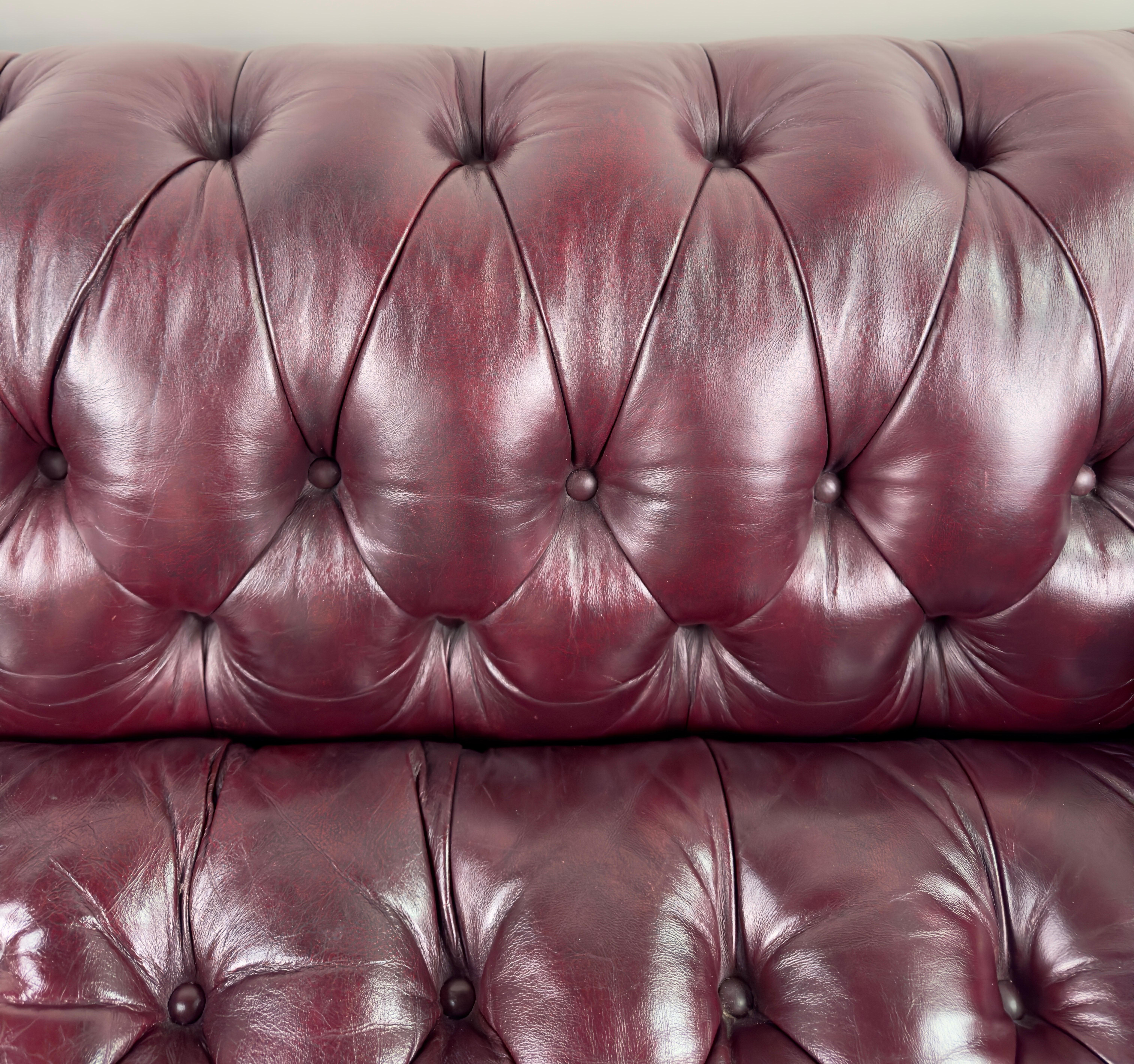 Hancock & Moore Chesterfield Cranberry Leder-Sofa und Sofabett im englischen Stil im Angebot 10