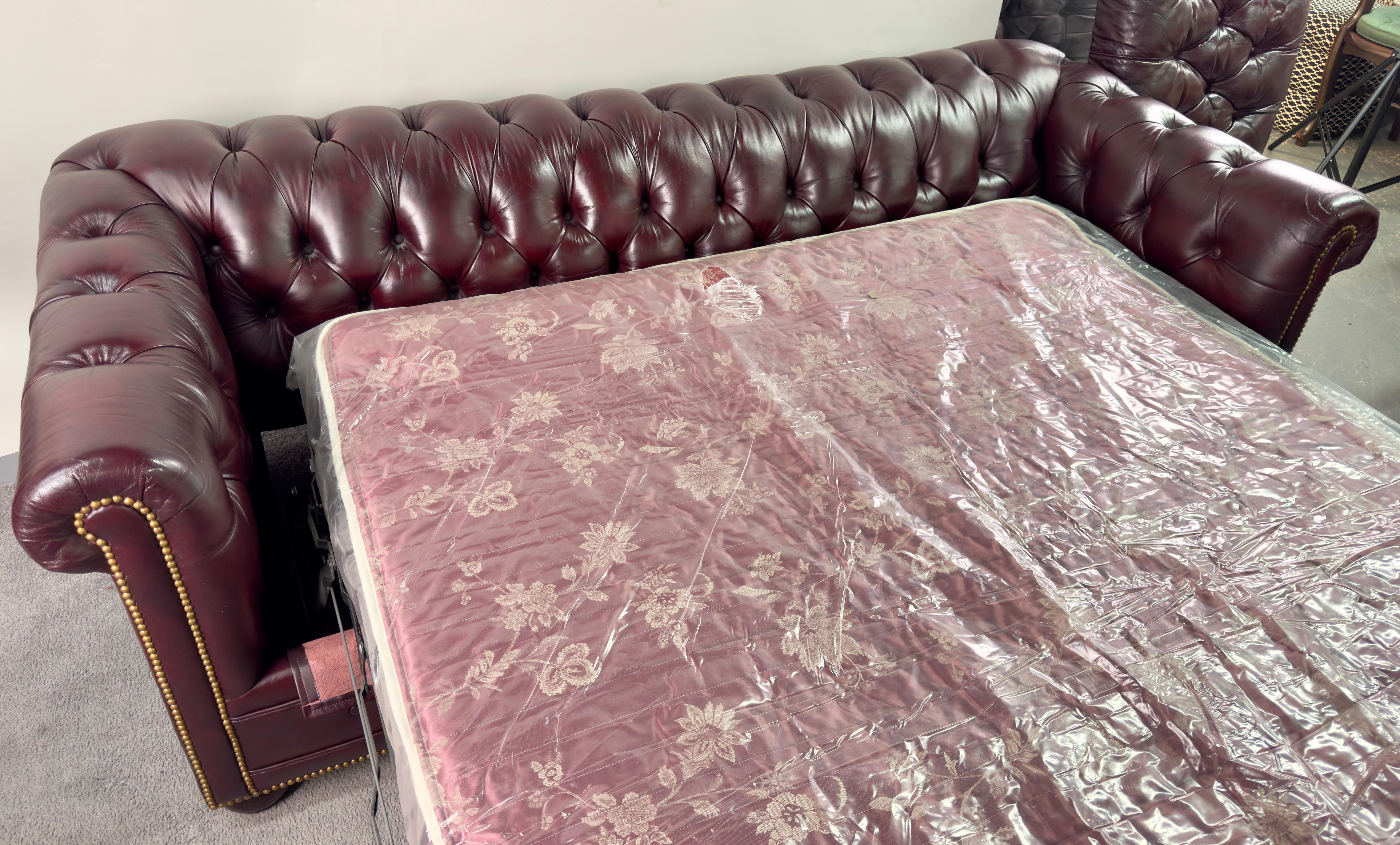 Sofá cama y sofá cama Hancock & Moore English Style Chesterfield de cuero color arándano 11