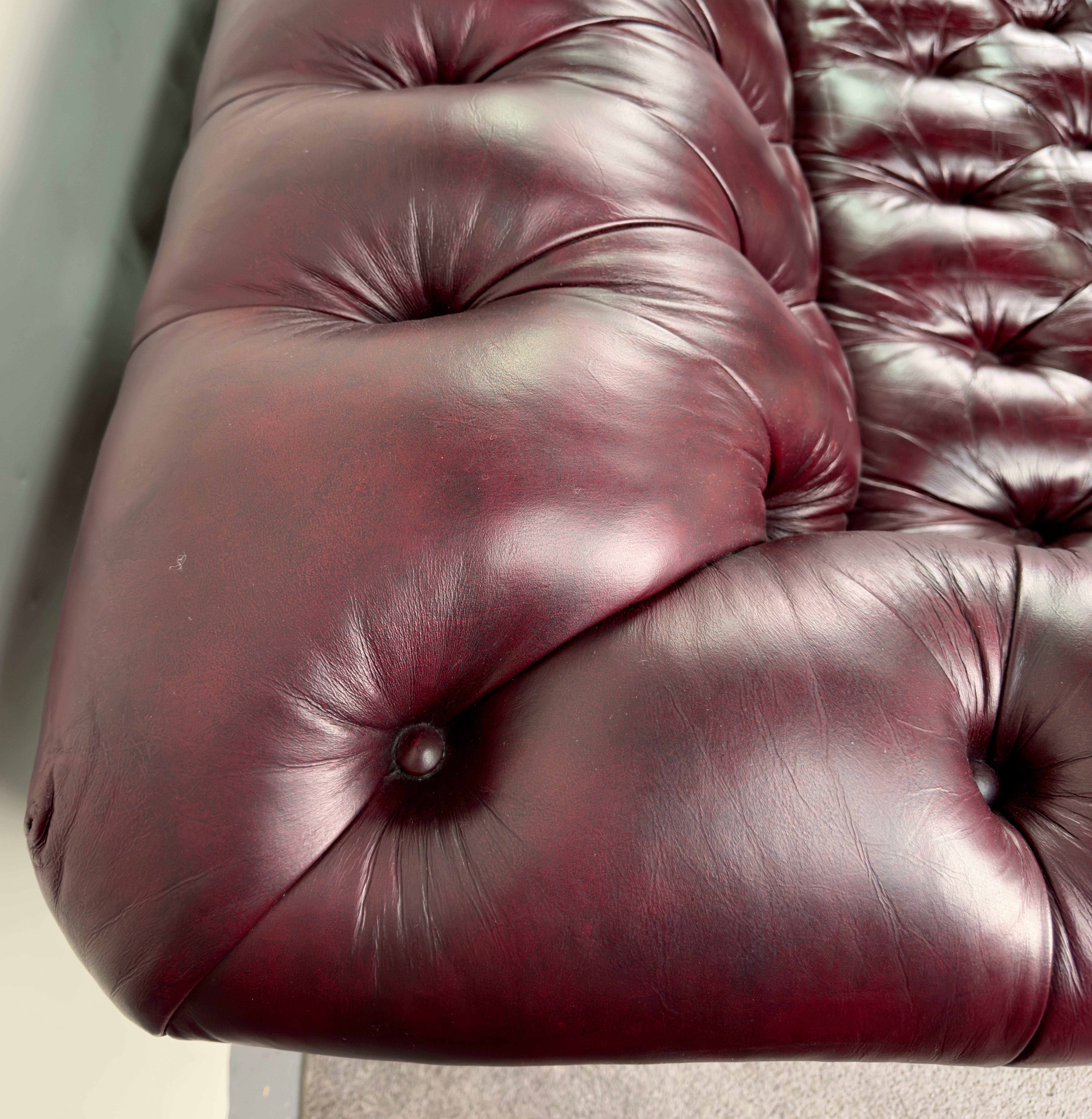 Hancock & Moore Chesterfield Cranberry Leder-Sofa und Sofabett im englischen Stil im Angebot 2