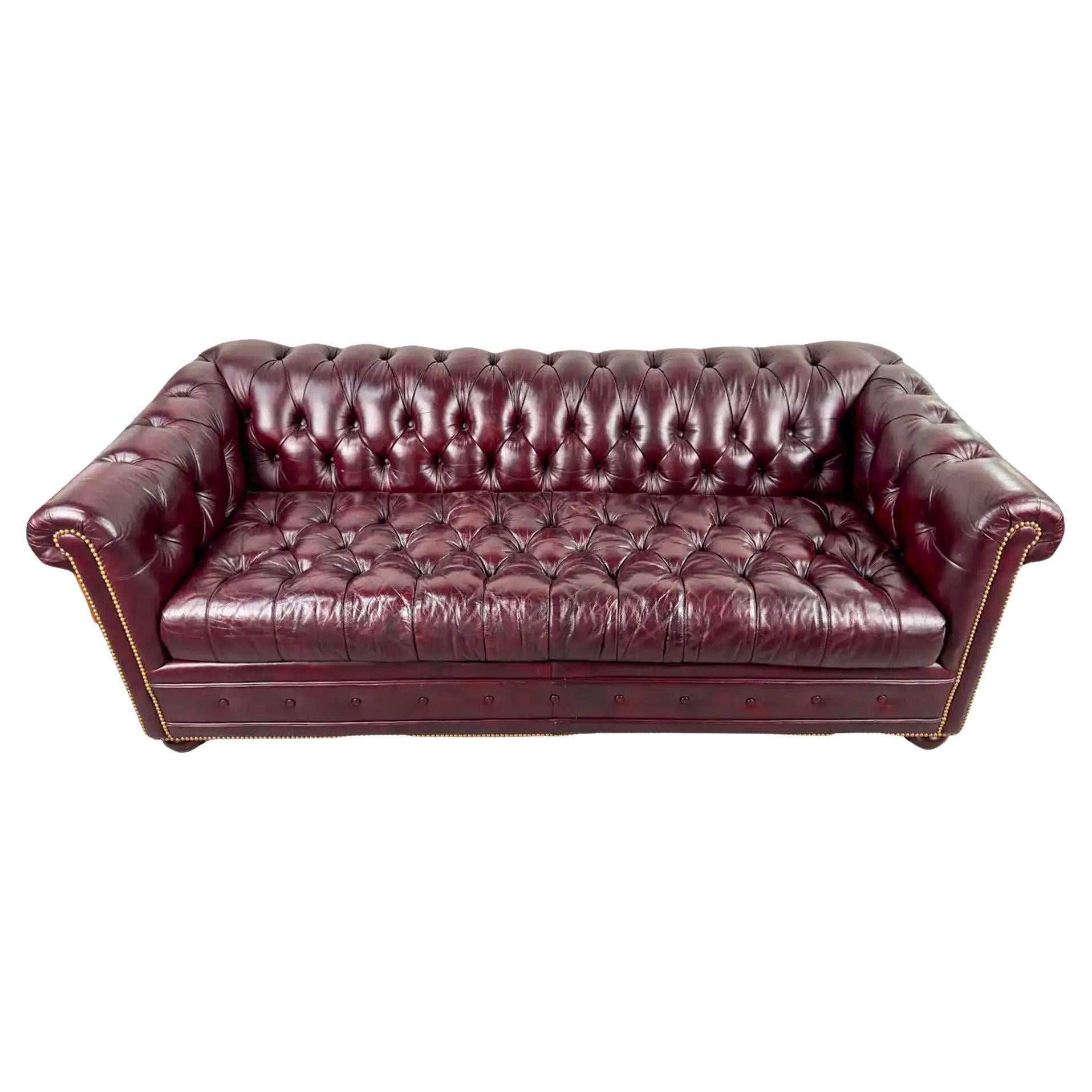 Hancock & Moore Style anglais Chesterfield Canapé et canapé-lit en cuir Cranberry en vente