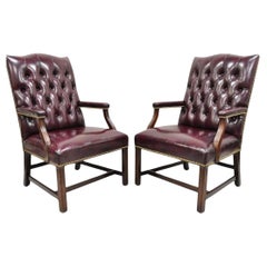 Hancock & Moore Paire de chaises de bureau Chesterfield en cuir bourgogne, à plateau touffeté