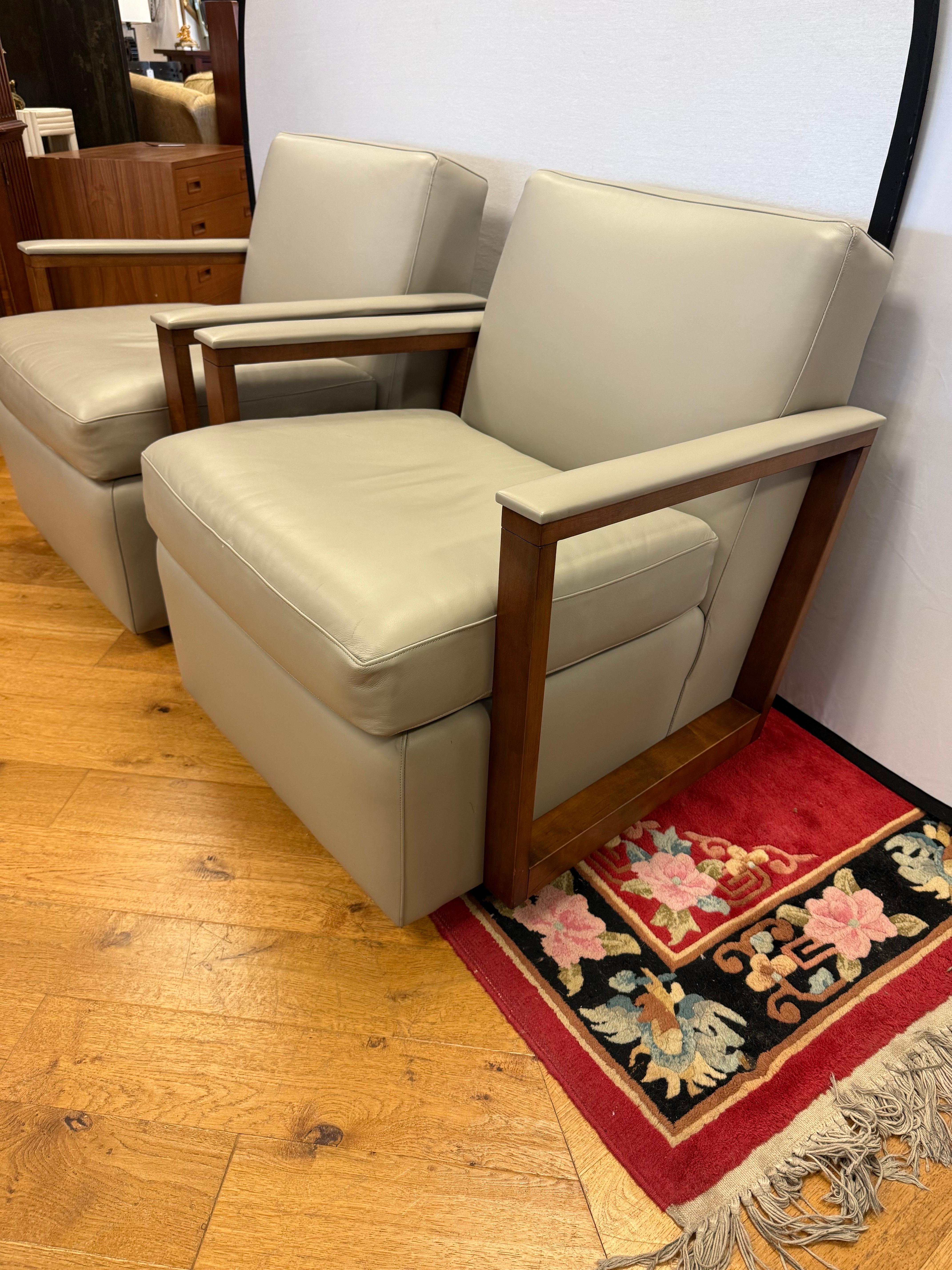 Hancock & Moore Pair of Bowery Leather Swivel lounge Chairs In Good Condition In West Hartford, CT