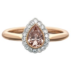 Hancocks Bague halo de diamants en forme de poire de taille ancienne de couleur rose orangé fantaisie 0,71 carat