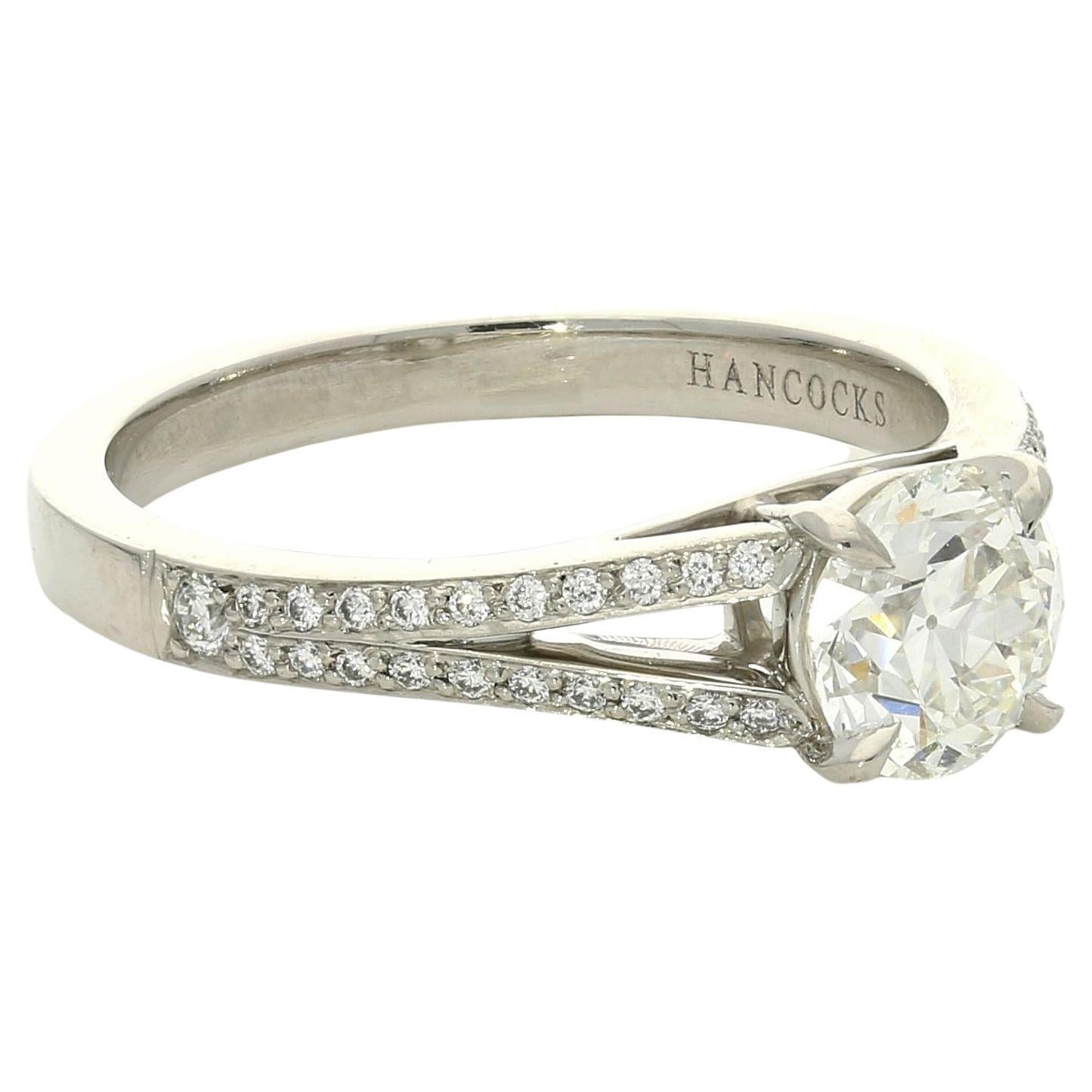 Hancocks: Platinring mit geteilten Schultern, 0,91 Karat Diamant im alteuropäischen Brillantschliff