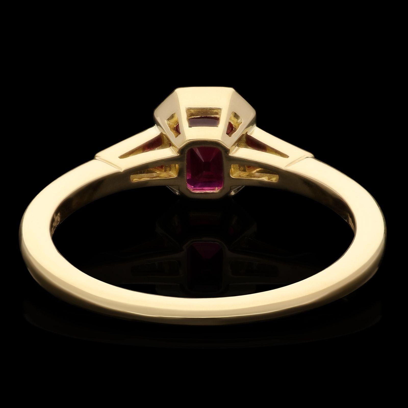Hancocks 1,09ct Burmese Ruby Ring mit Baguette Diamant Schultern Contemporary im Zustand „Neu“ im Angebot in London, GB