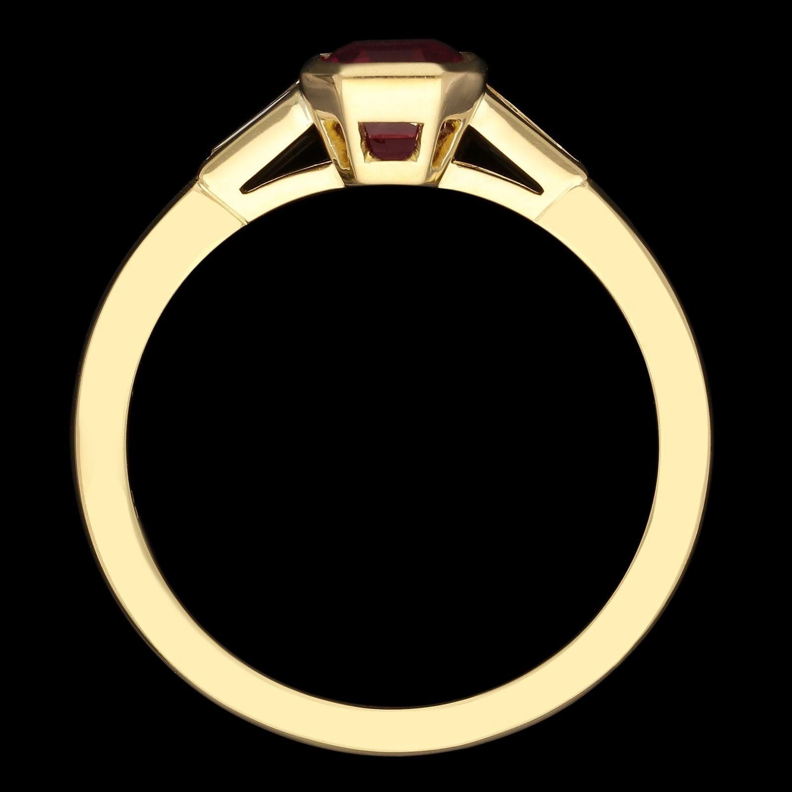 Hancocks 1.09ct Burmese Ruby Ring With Baguette Diamond Shoulders Contemporary (bague en rubis birman de 1.09ct avec épaules en diamant baguette) Unisexe en vente