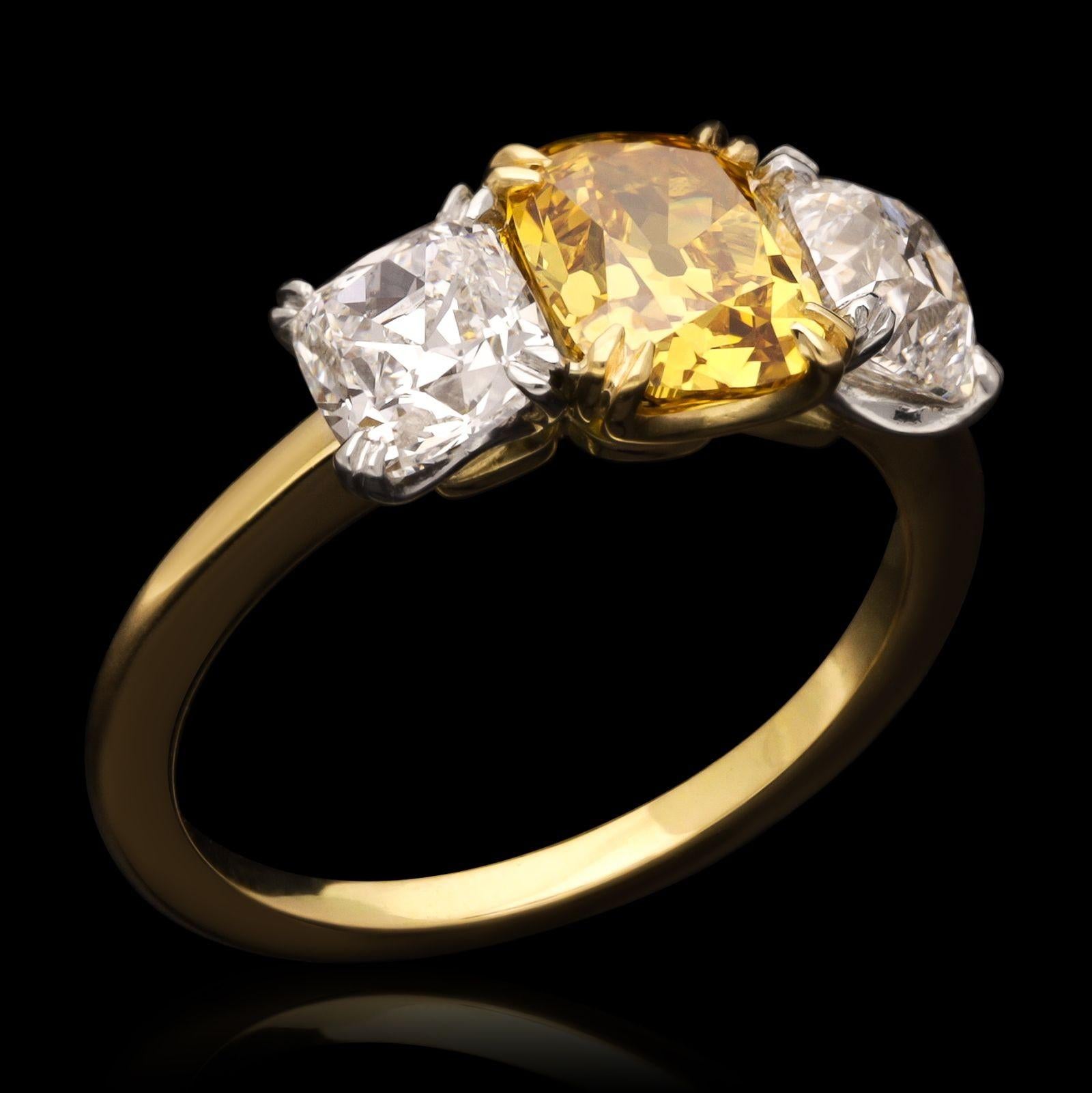 Taille vieille mine Hancocks - Bague de 1,42 carat de diamant jaune orangé foncé avec épaulements en diamant en vente