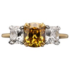Anello con diamante Hancocks 1,42ct Fancy Deep Orangey-Yellow e spalle di diamante