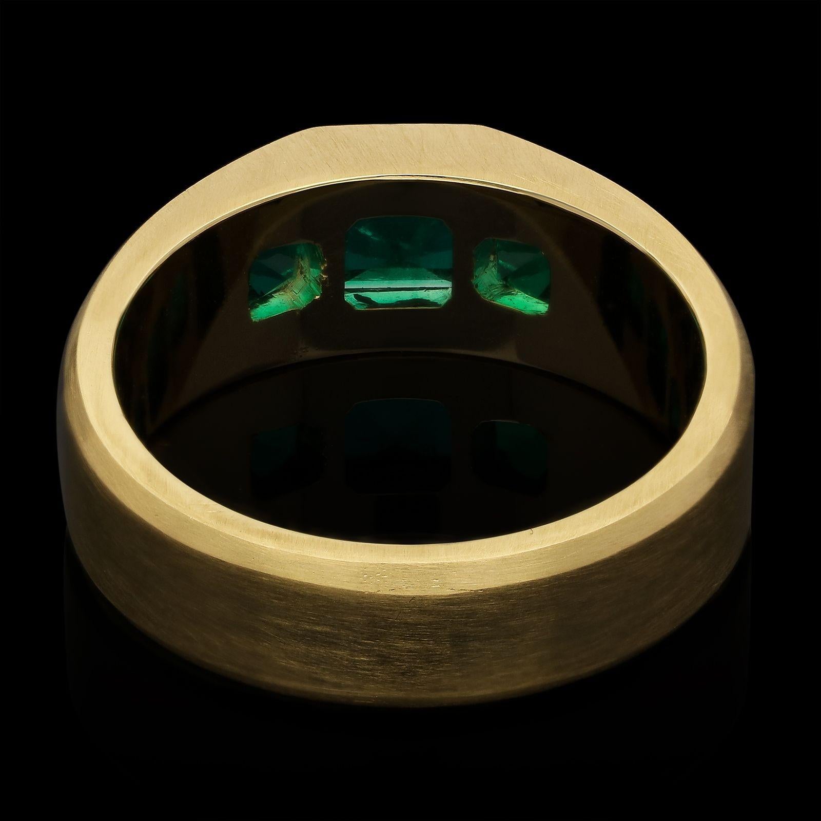 Hancocks 1.54ct Colombian Emerald and 18ct Gold Three Stone Ring In New Condition For Sale In London, GB