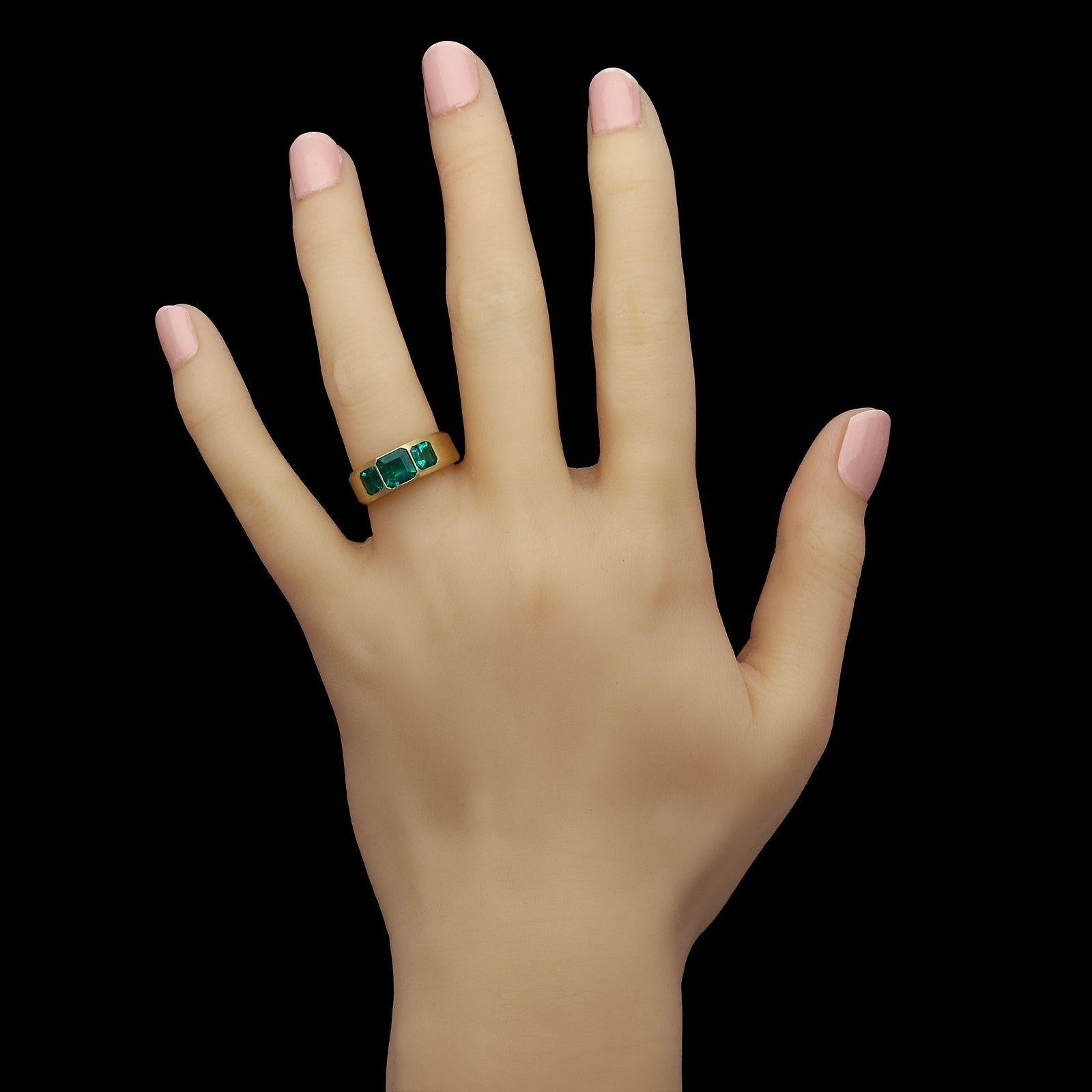 Hancocks 1.54ct Colombian Emerald and 18ct Gold Three Stone Ring (Émeraude colombienne de 1.54ct et bague à trois pierres en or 18ct) en vente 1