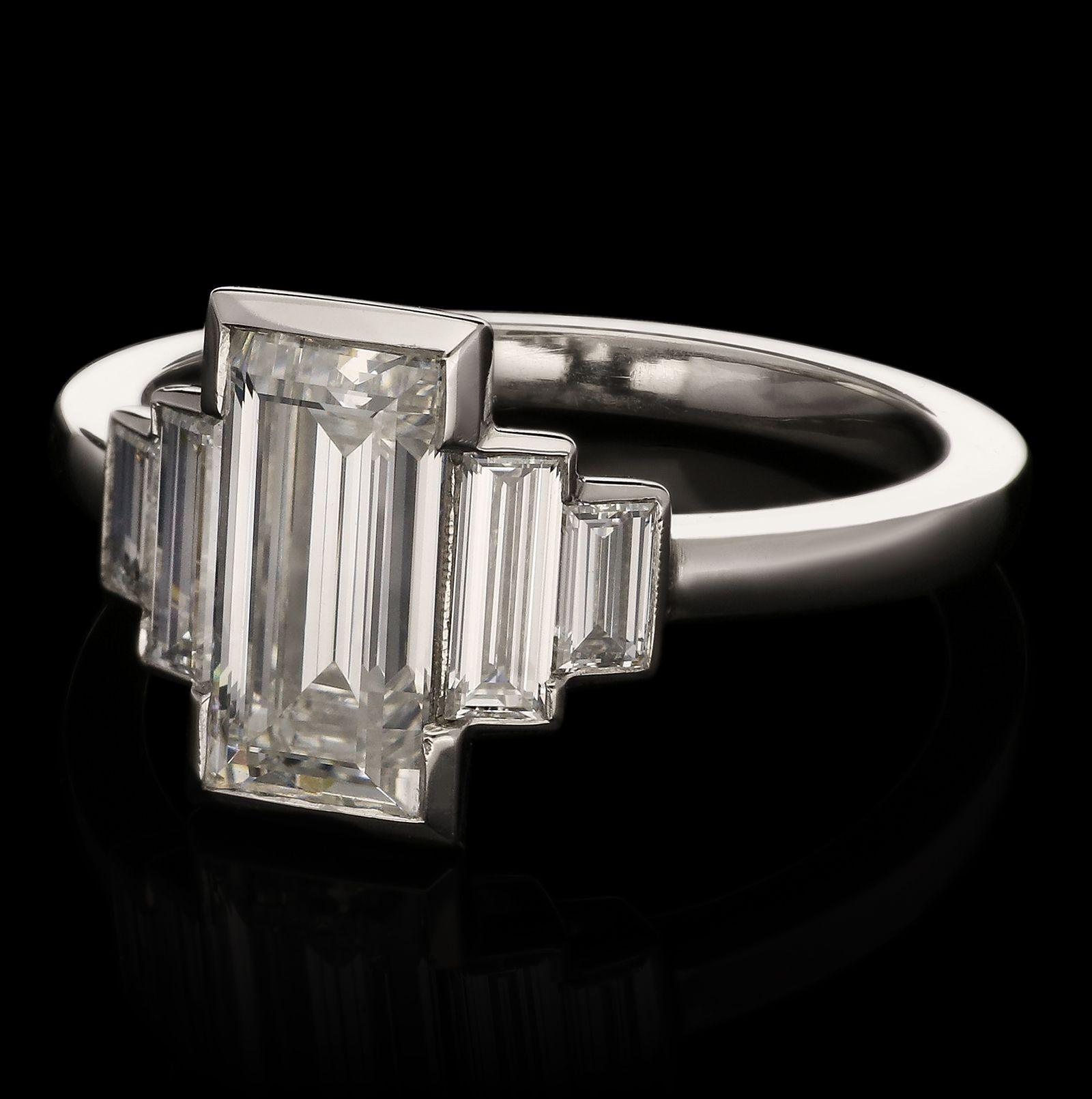 Taille émeraude Hancocks 1.54ct Emerald-Cut Diamond Ring Set in Platinum Contemporary (Bague en platine avec diamant taille émeraude) en vente
