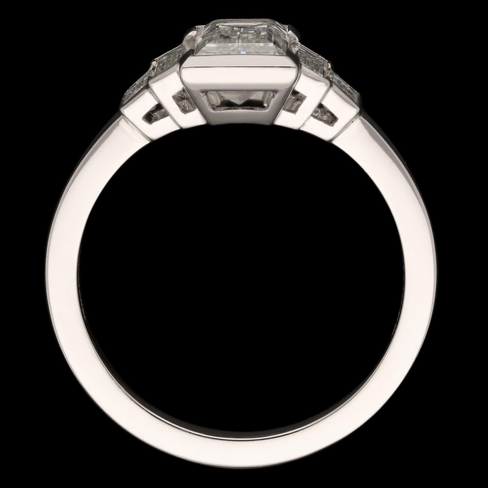 Hancocks 1.54ct Emerald-Cut Diamond Ring Set in Platinum Contemporary (Bague en platine avec diamant taille émeraude) Neuf - En vente à London, GB
