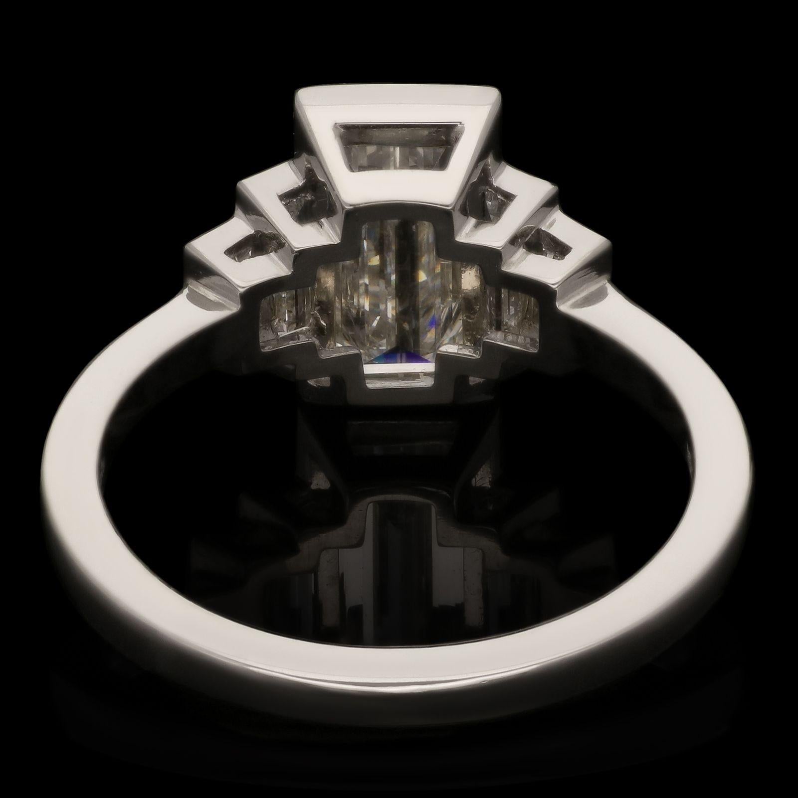 Hancocks 1.54ct Emerald-Cut Diamond Ring Set in Platinum Contemporary (Bague en platine avec diamant taille émeraude) Pour femmes en vente
