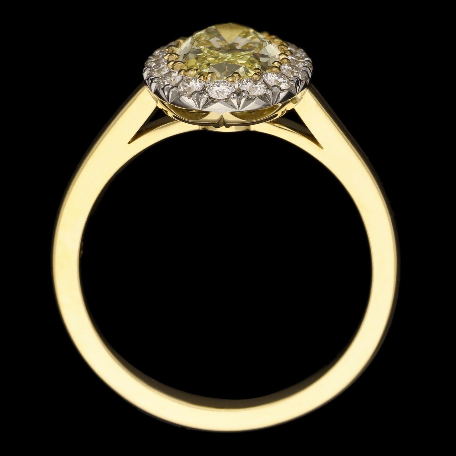 Hancocks, bague en grappe de diamants jaunes ovales fantaisie de 1,54 carat avec entourage de diamants Neuf - En vente à London, GB