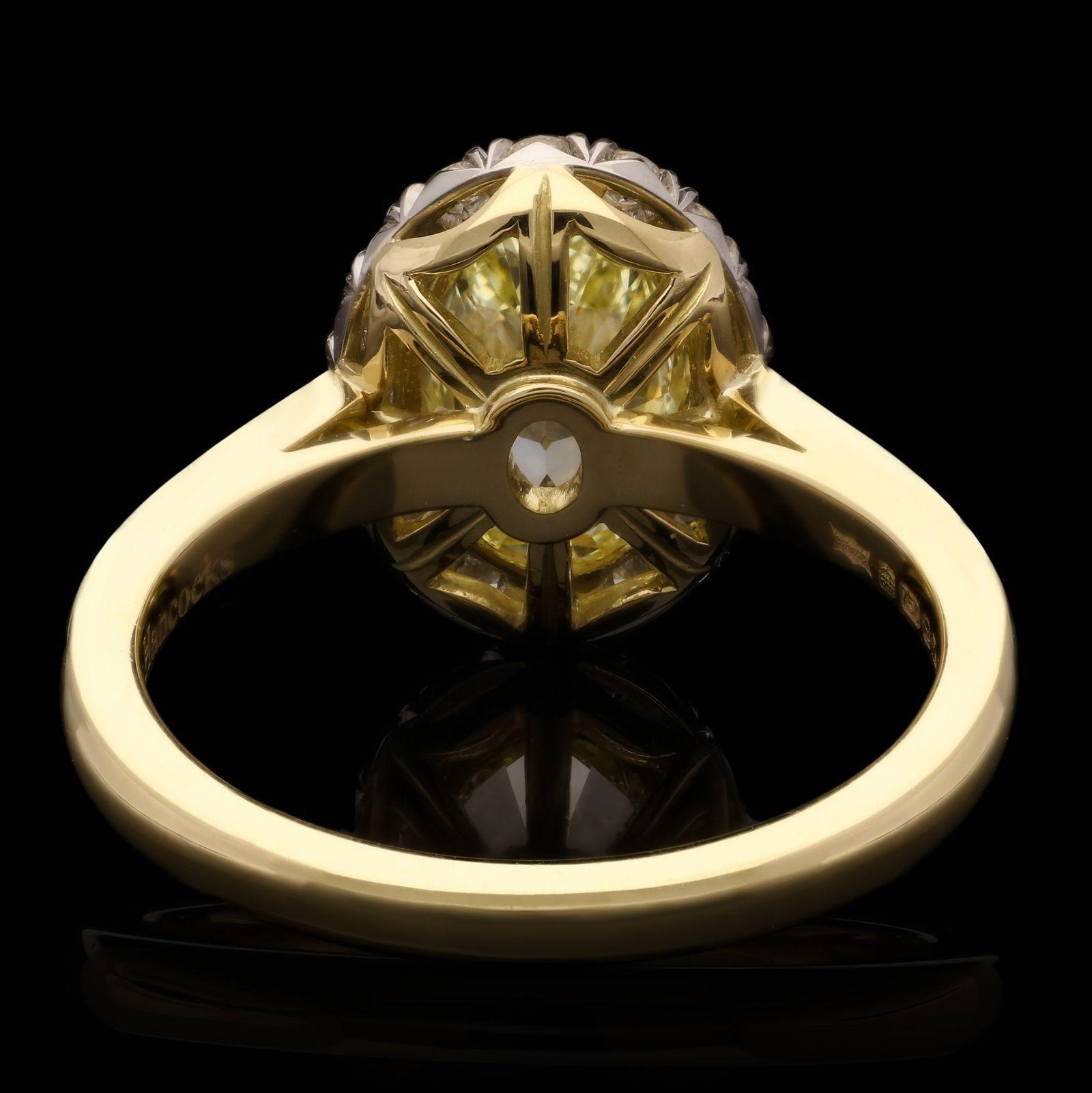 Hancocks, bague en grappe de diamants jaunes ovales fantaisie de 1,54 carat avec entourage de diamants Pour femmes en vente