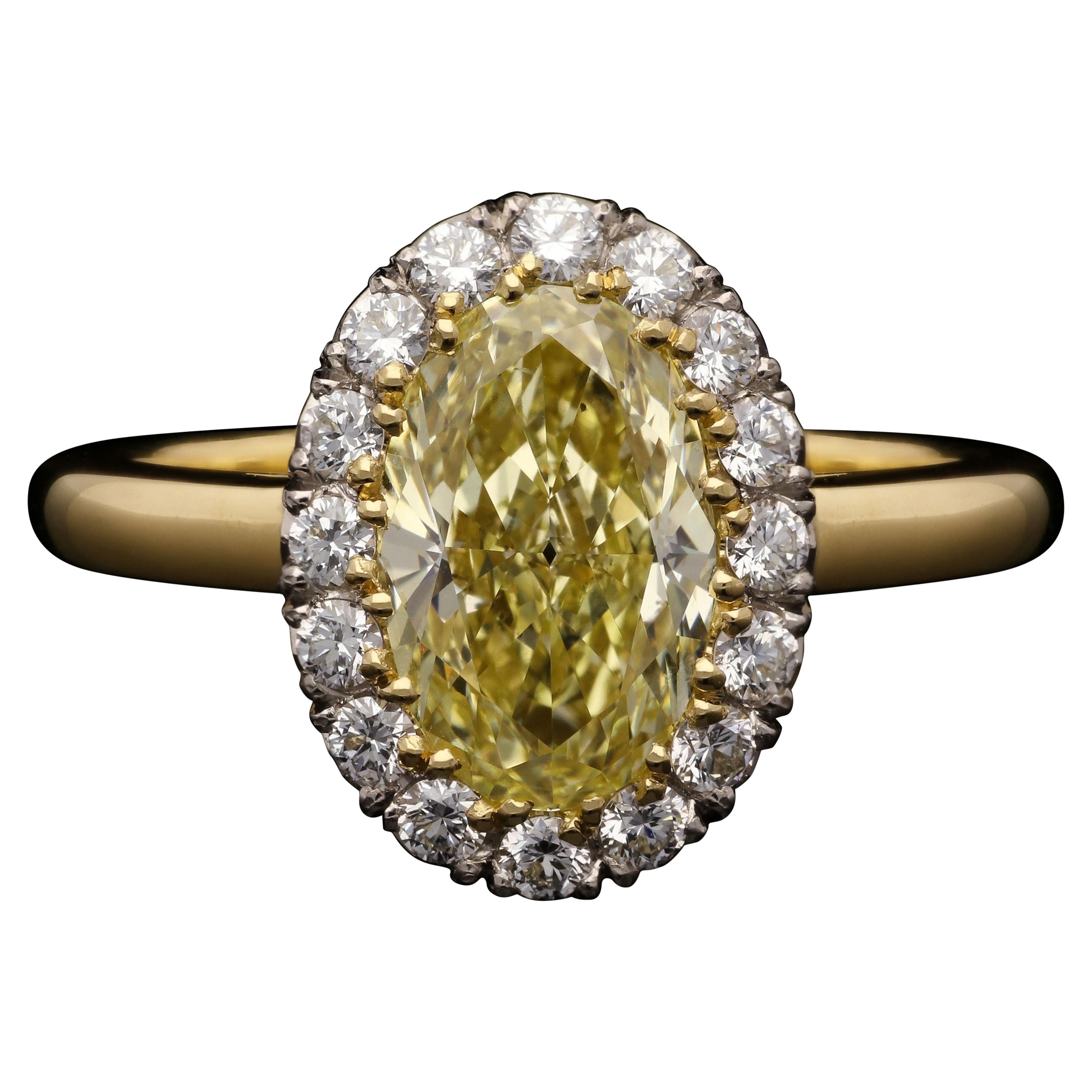 Hancocks 1,54 Karat Ausgefallener gelber ovaler Diamant-Cluster-Ring mit Diamant-Umrandung im Angebot