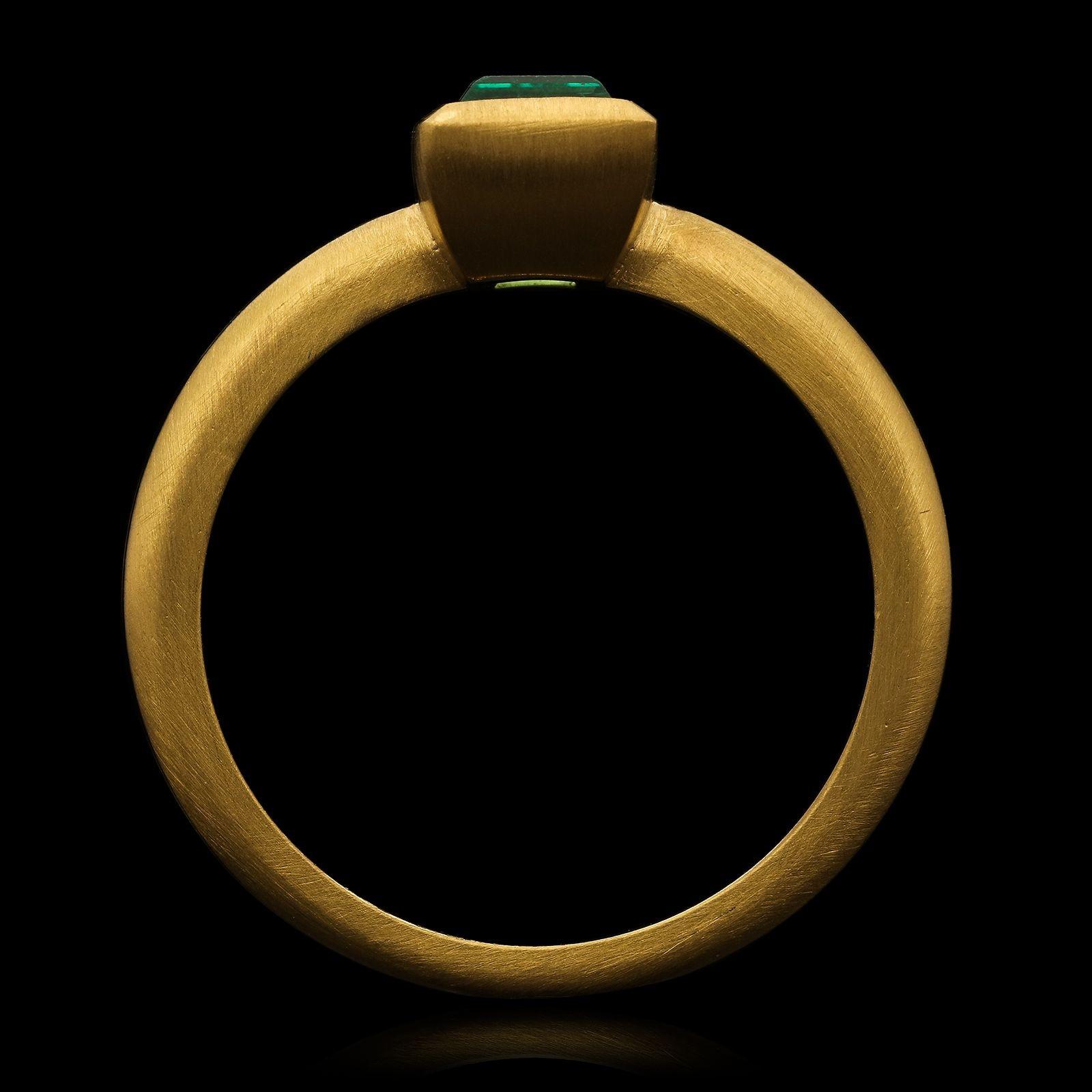 Antiquities Émeraude russe de 1,56ct sertie dans une bague contemporaine en or 22ct Neuf - En vente à London, GB