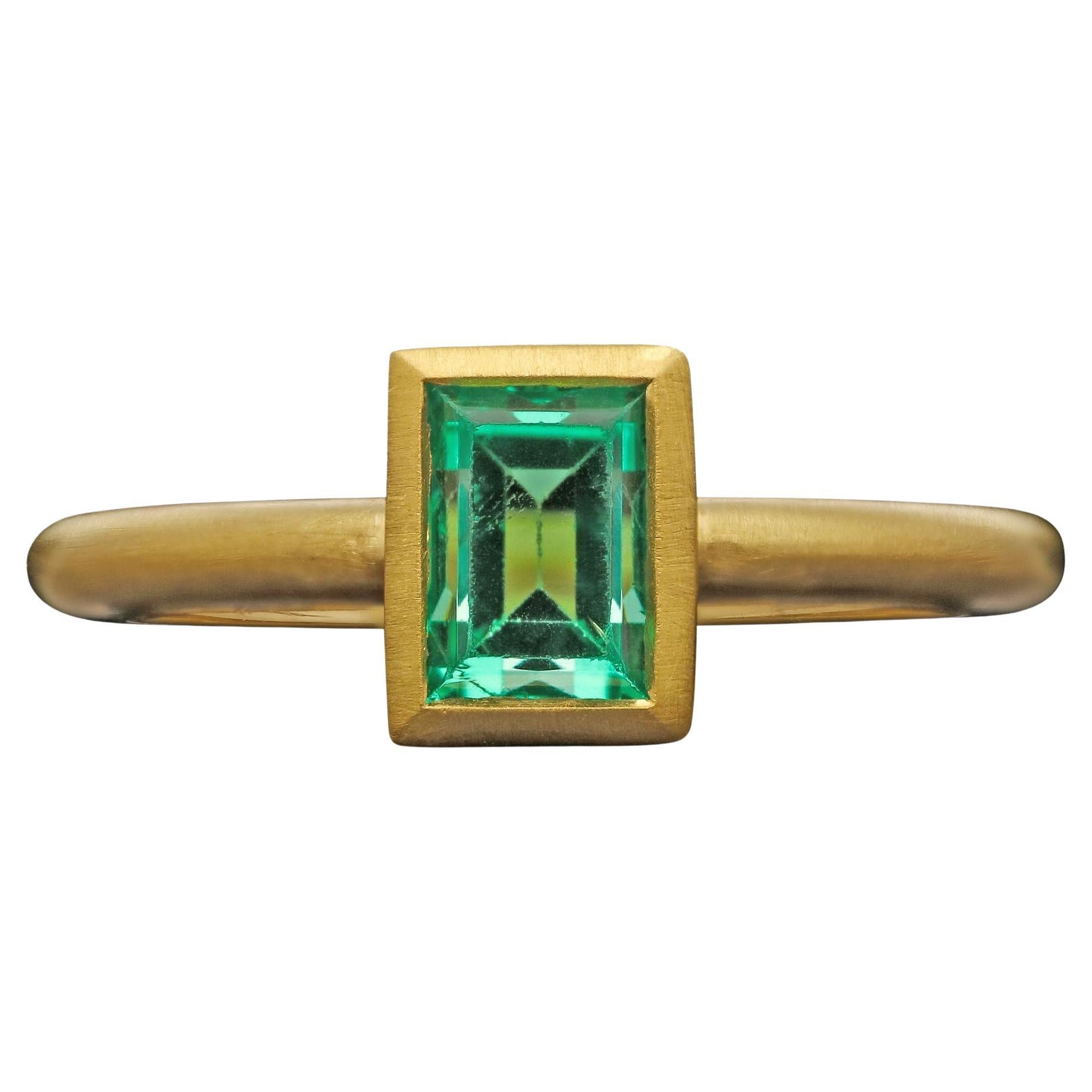 Esmeralda rusa antigua Hancocks de 1,56 ct engastada en un anillo contemporáneo de oro de 22 ct