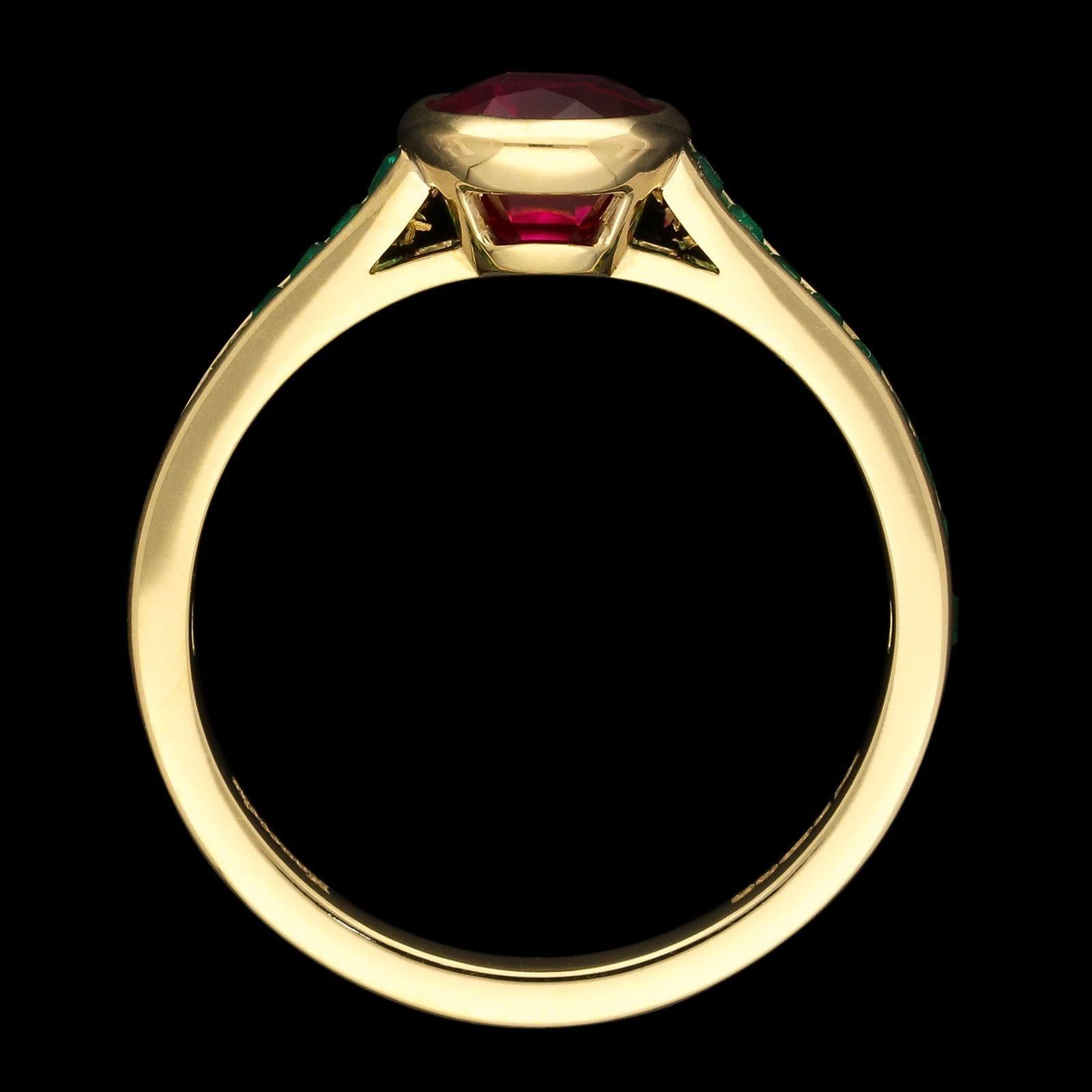 Hancocks 1.58ct Burmese Ruby and Emerald Ring In 18ct Yellow Gold Contemporary (Bague en or jaune birman de 1.58ct et émeraude contemporaine) Unisexe en vente
