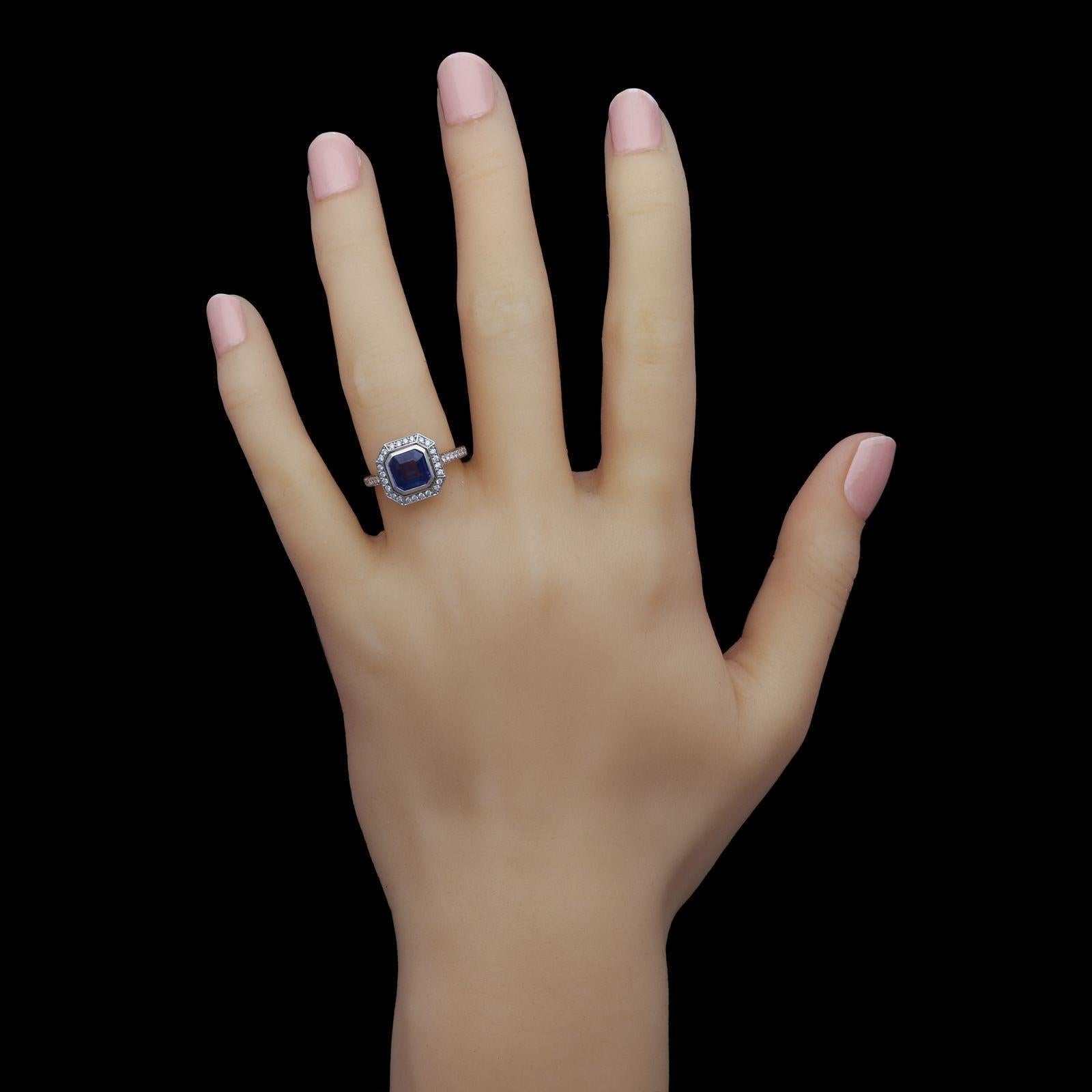 Hancocks 1.59ct Octagonal Sapphire and Diamond Cluster Ring Contemporary (Bague octogonale à saphir et diamant) en vente 1