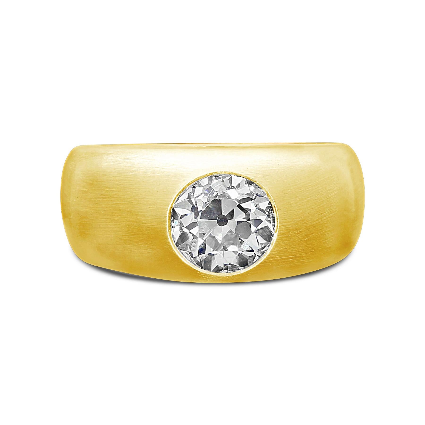 1.65ct Q-R SI2 Old European brilliant cut diamond with GIA certificate 
22ct yellow gold with maker's marks and London assay marks
UK finger size M, US size 6.5, can be adjusted to your own finger size
11.7 grams

A striking 22 Carat yellow gold and