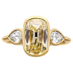 Hancocks Anello con diamante a forma di cuscino allungato da 2,02 carati Spalle a forma di pera