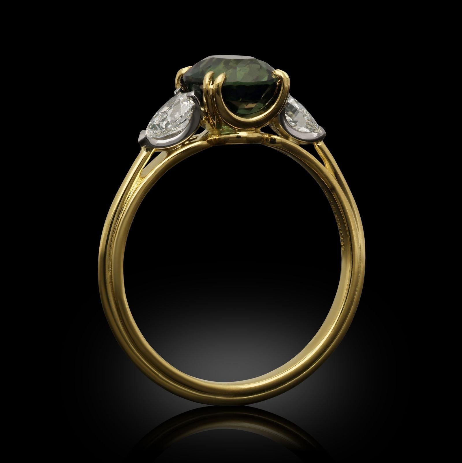 Hancocks 2,05 Karat Teal Saphir Ring mit birnenförmigen Diamant-Schultern (Ovalschliff) im Angebot