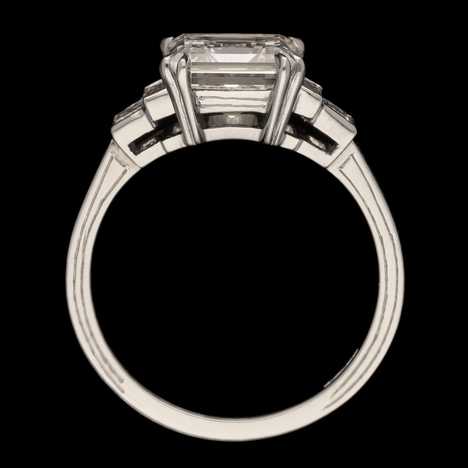 Hancocks 2,28ct Carre Cut Diamant und Platin Ring Contemporary Damen im Angebot