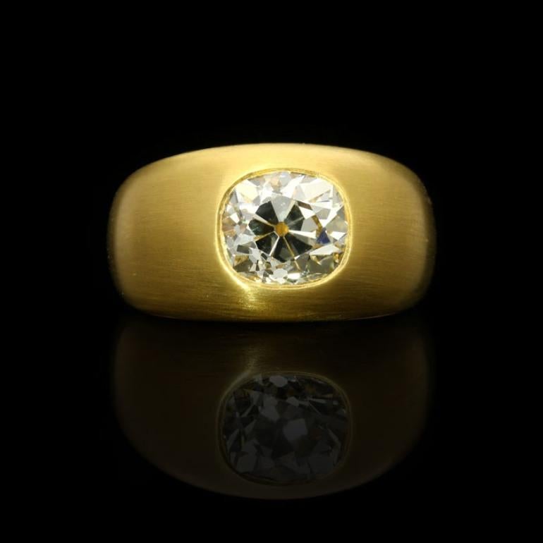 2.64 Carat O-P VS2 old mine brilliant cut diamond with GIA certificate
22ct yellow gold with maker's marks and London assay marks
UK finger size M, US size 6.5, can be adjusted to your own finger size
15.4 grams

A striking gold and diamond