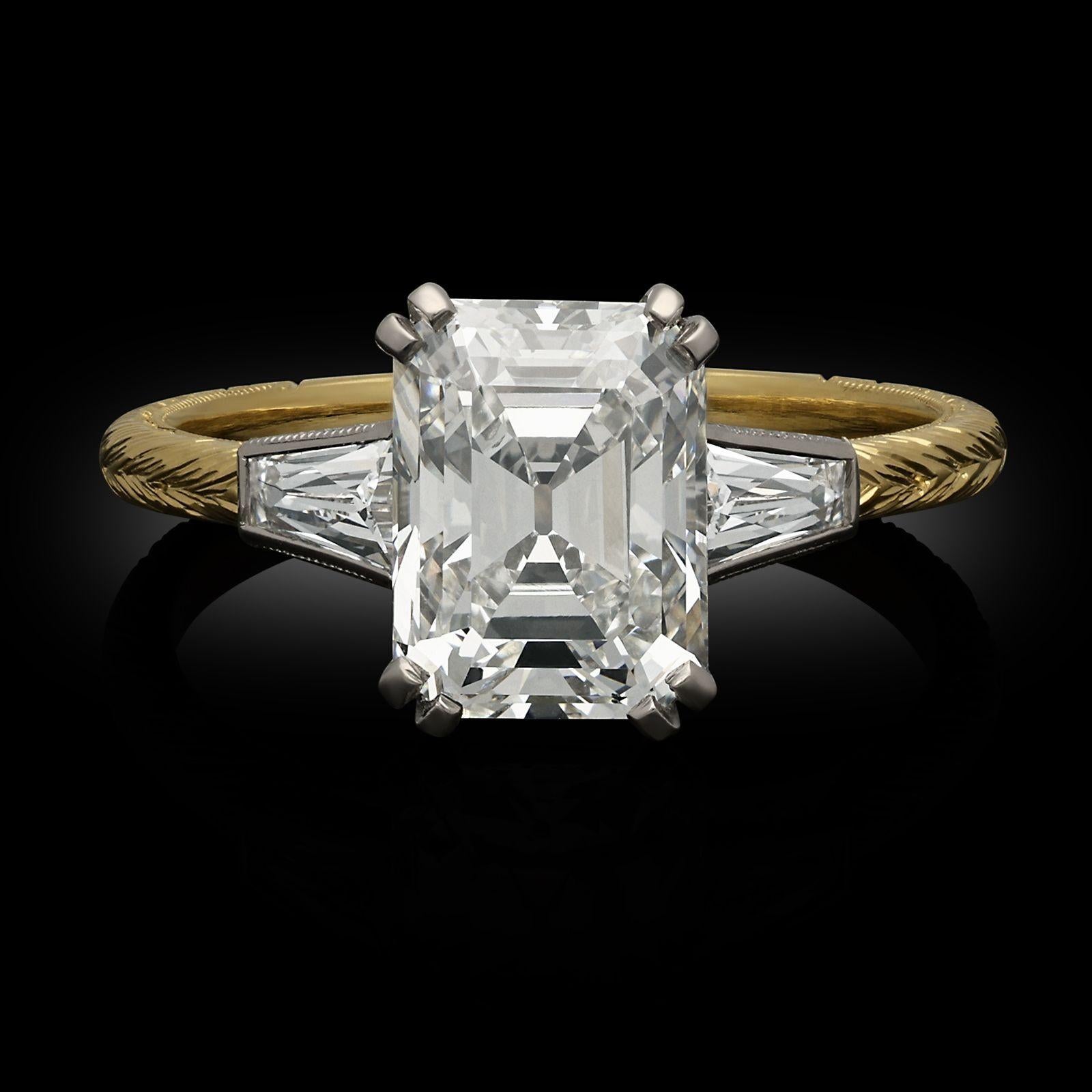 Ein Ring aus Gelbgold mit einem geschliffenen Diamanten von Hancocks. Der zentrale Diamant ist ein länglicher Asscher-Schliff von 2,31 Karat, der mit einer Platin-Doppelkralle gefasst ist und mit spitz zulaufenden Diamanten im französischen Schliff