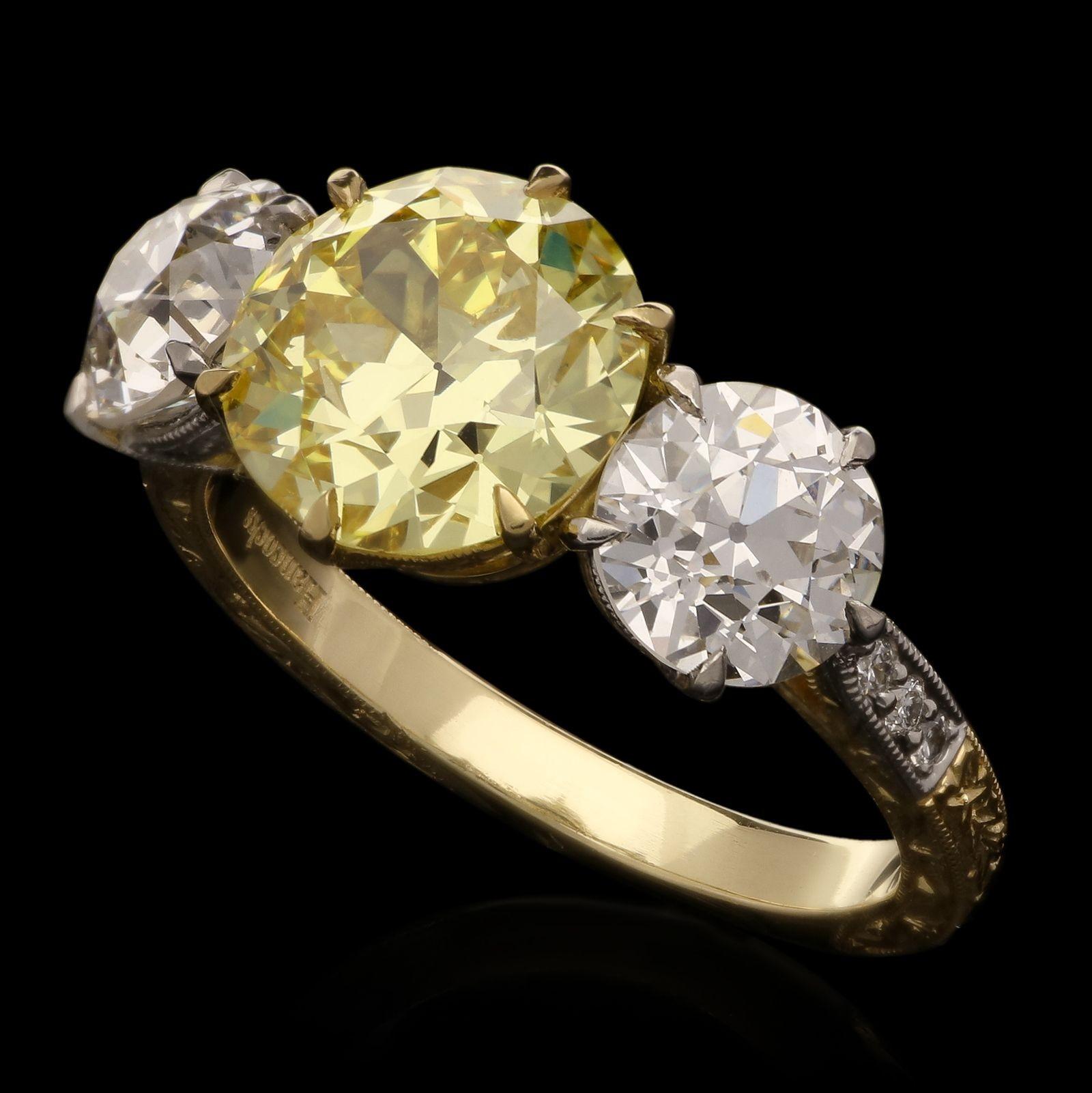 Taille brillant Hancocks, bague de fantaisie en diamant jaune intense de 2,41 carats, épaules de diamant européens anciens en vente