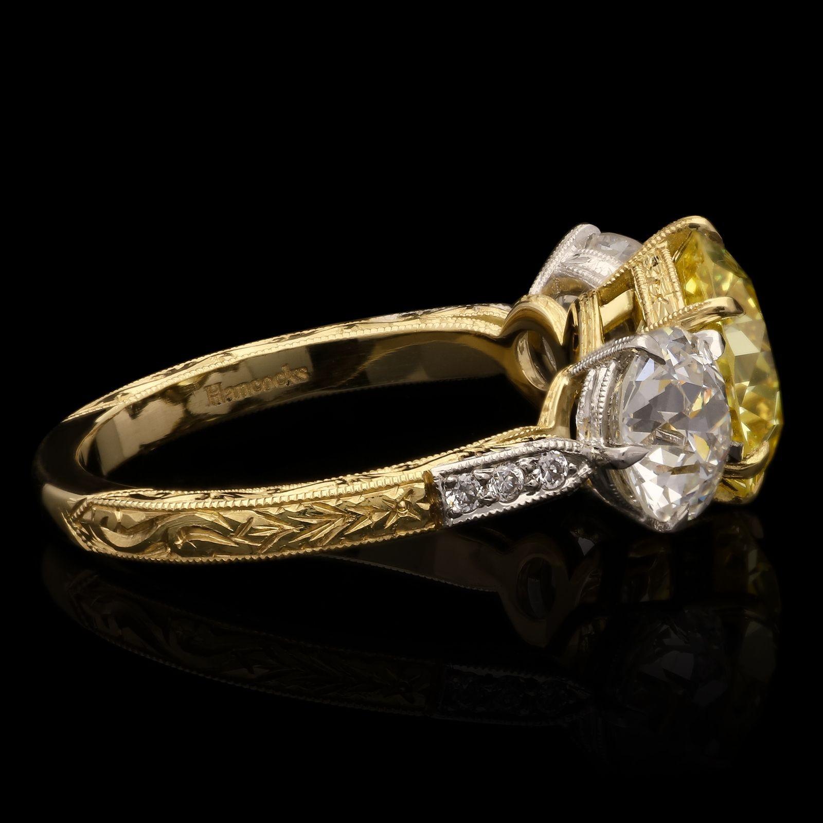 Hancocks, bague de fantaisie en diamant jaune intense de 2,41 carats, épaules de diamant européens anciens Neuf - En vente à London, GB