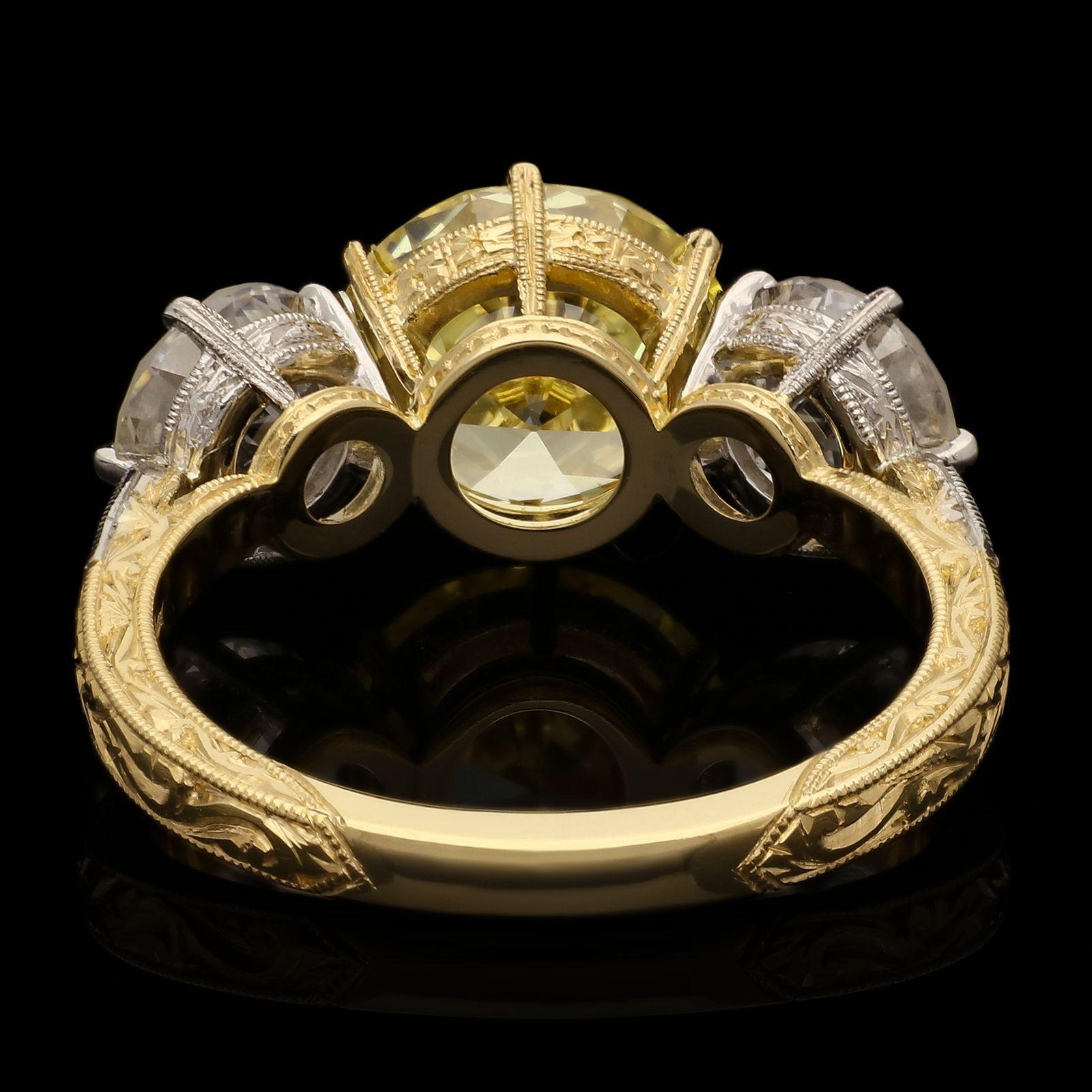 Hancocks, bague de fantaisie en diamant jaune intense de 2,41 carats, épaules de diamant européens anciens Unisexe en vente