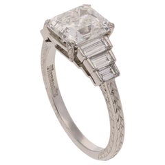 Hancocks Bague en platine avec diamant taille Asscher de 2,45 carats et diamants baguettes sur les côtés