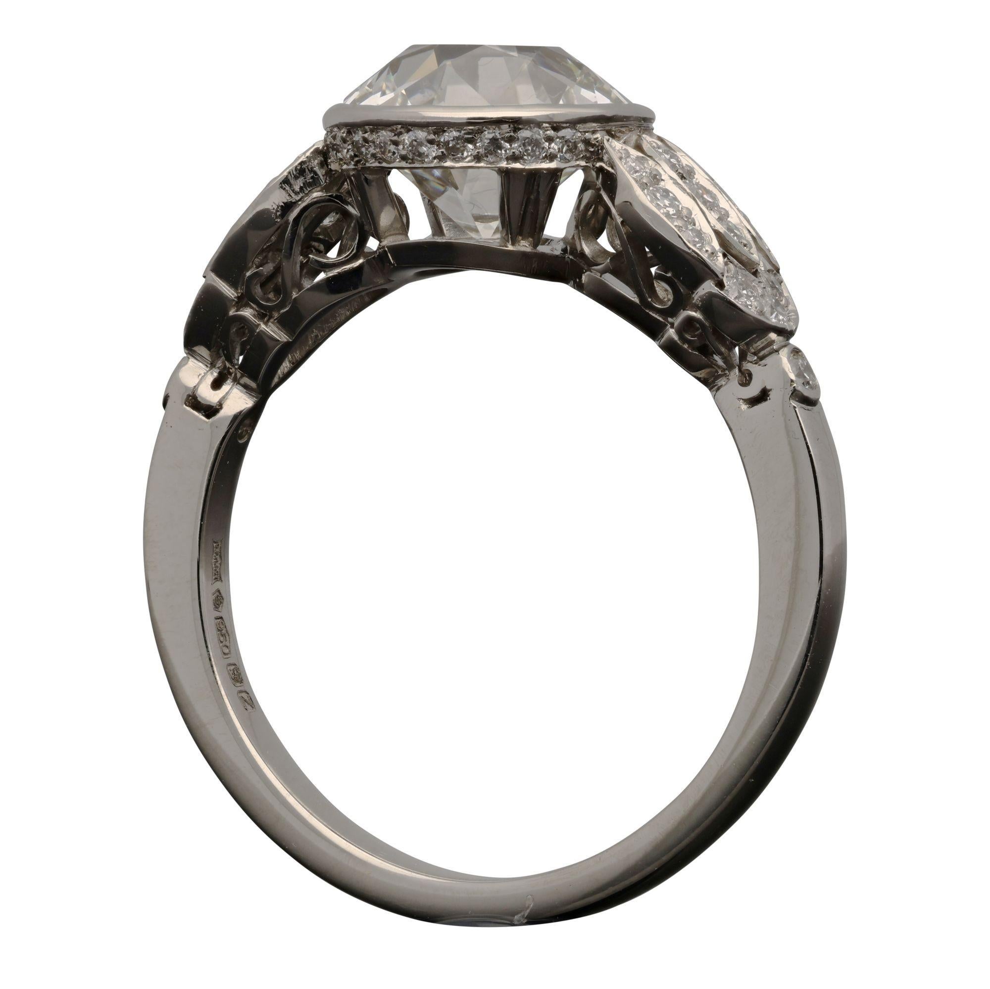 Créateur :
Hancocks
Résumé :
Bague en diamant de taille européenne 2,49ct
Description :
2.49ct I VS2 Old European cut diamond set in platinum single stone rubover setting with diamond set shoulders and diamond set under bezel ring
Période