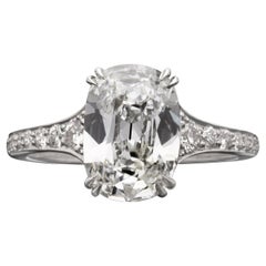 Hancocks Bague en platine sertie d'un diamant taille coussin de 2,55 carats et d'un anneau en diamants
