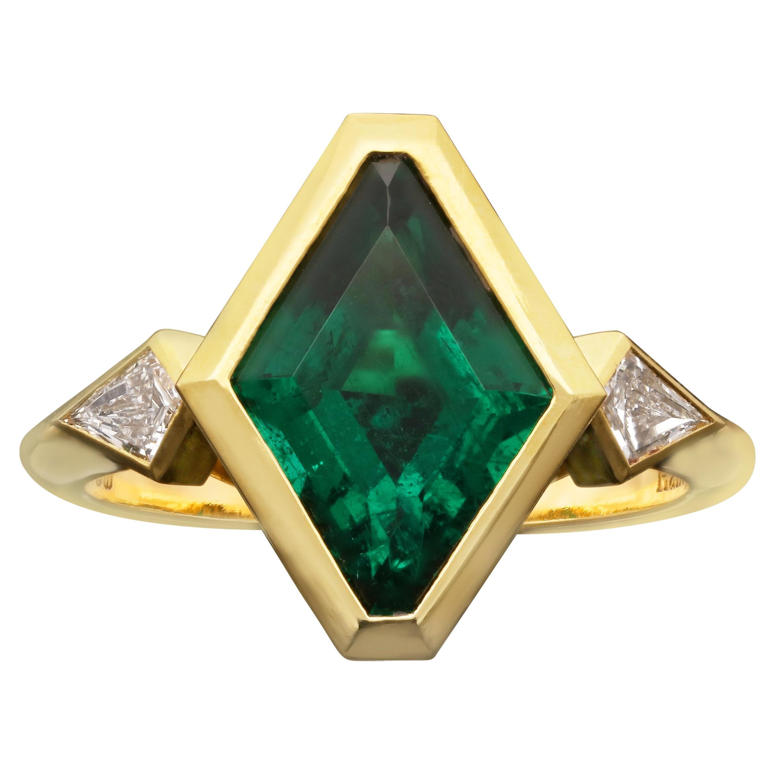 Hancocks- 2.74ct Lozenge Shaped Emerald Ring Kite Diamond Shoulders For Sale