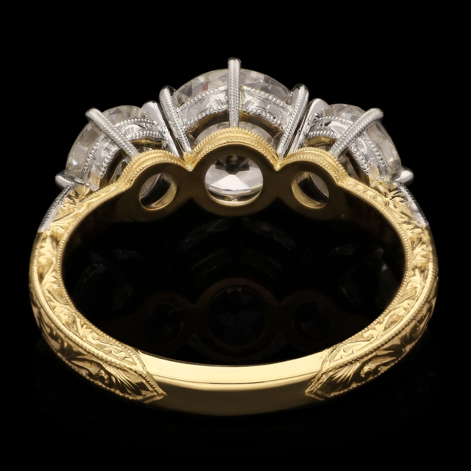 Hancocks 3.04ct Drei Stein Alte Europäische Schliff Diamant und Gold Ring Contemporary im Zustand „Neu“ im Angebot in London, GB
