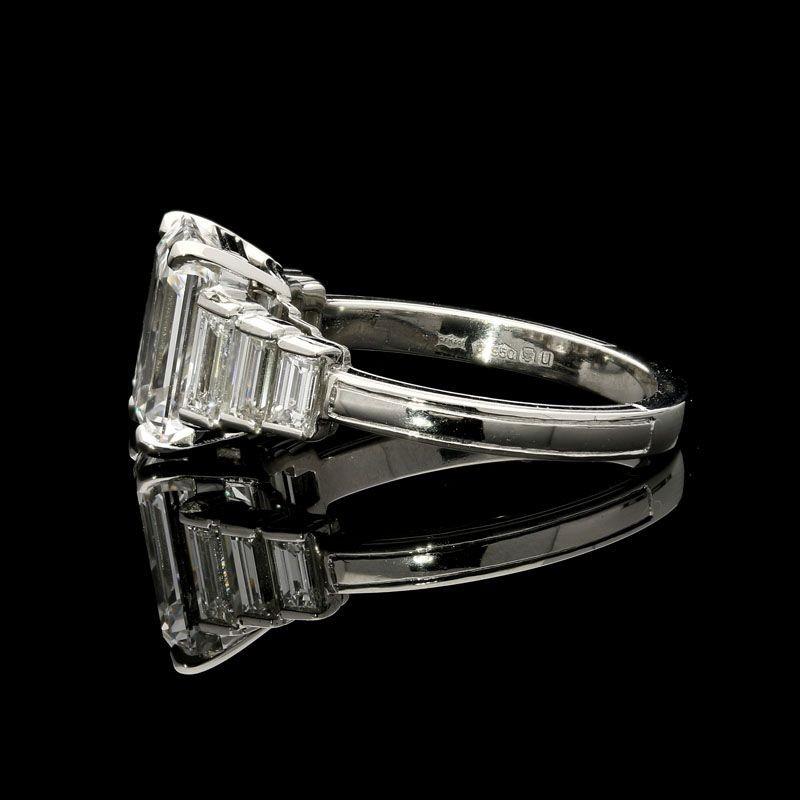 Ein atemberaubender Smaragdschliff-Diamantring von Hancocks, in dessen Mittelpunkt ein wunderschön heller, hochwertiger Smaragdschliff-Diamant mit einem Gewicht von 3,19 ct. und einer Farbe von D und einer Klarheit von IF steht, der in einer Ecke