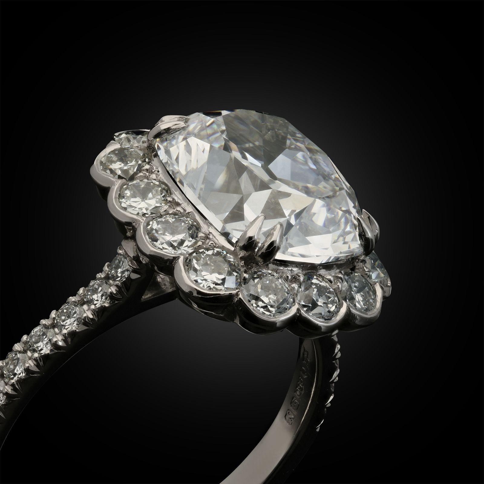Hancocks Bague en platine avec grappe de diamants taille coussin de 3,20 carats de taille vieille mine Neuf - En vente à London, GB